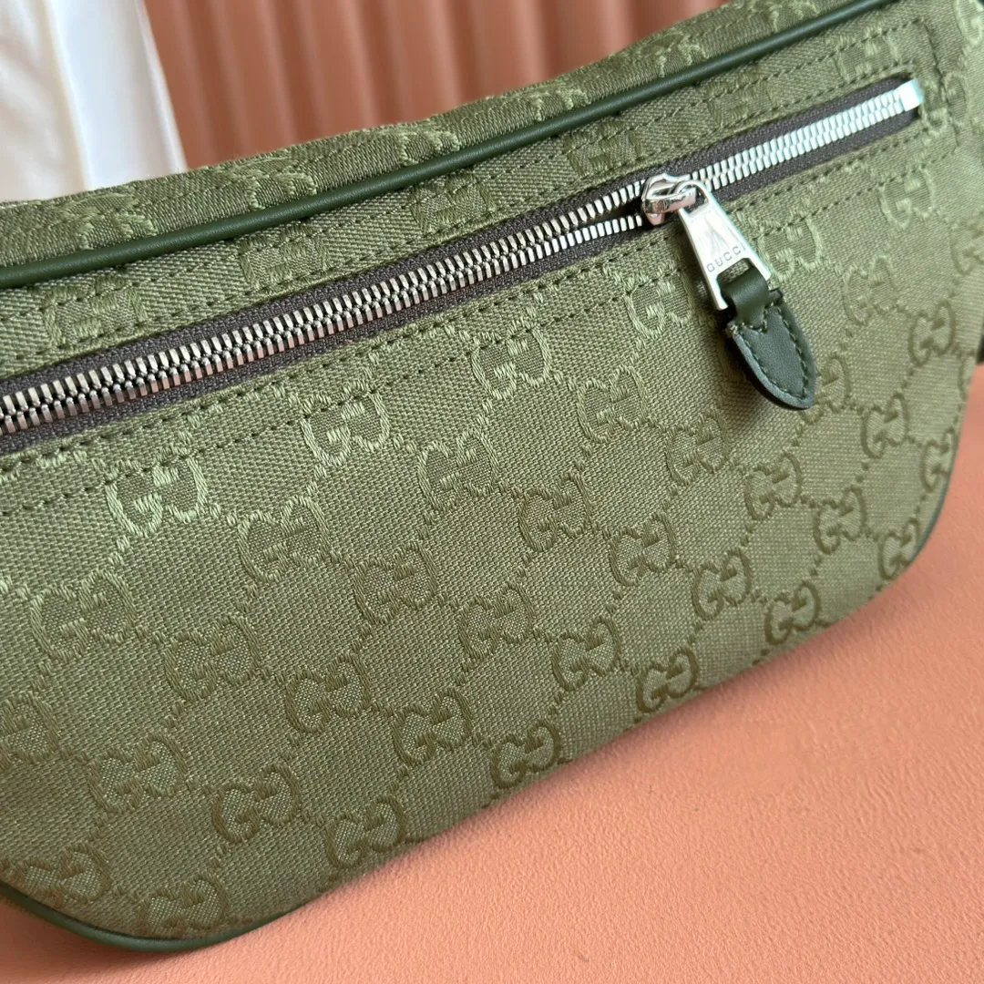 p900. 💋💋💋【With full set of original counter packaging】【New Product】This item is crafted with GG canvas to pay tribute to the instantly recognizable monogram pattern of Guccio Gucci, the founder of the brand. Interpreting a new forest green tone, it adds a modern touch to daily accessories, and the webbing details double the charm of the entire design. Forest green GG canvas Forest green piping Red and green web details Nylon lining Triangular shaped sides Interior: One leather open pocket External: One zippered pocket Removable and adjustable shoulder strap (55cm high) Zip closure Color: 834462. Dimensions: 30cm (width) x 15cm (height) x 10cm (depth) Weight: approx. 0.6kg Color: forest green/green cloth. Made in Italy