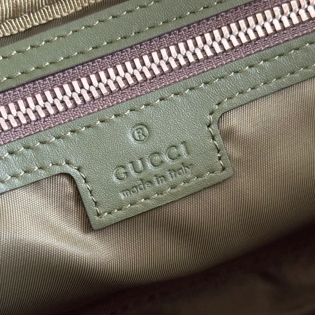 p900. 💋💋💋【With full set of original counter packaging】【New Product】This item is crafted with GG canvas to pay tribute to the instantly recognizable monogram pattern of Guccio Gucci, the founder of the brand. Interpreting a new forest green tone, it adds a modern touch to daily accessories, and the webbing details double the charm of the entire design. Forest green GG canvas Forest green piping Red and green web details Nylon lining Triangular shaped sides Interior: One leather open pocket External: One zippered pocket Removable and adjustable shoulder strap (55cm high) Zip closure Color: 834462. Dimensions: 30cm (width) x 15cm (height) x 10cm (depth) Weight: approx. 0.6kg Color: forest green/green cloth. Made in Italy