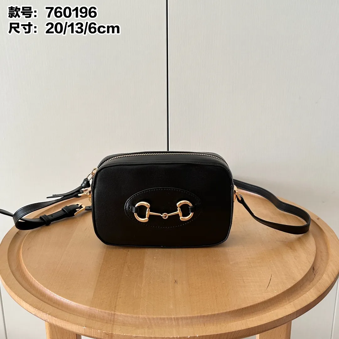 Actual shot #💰260 Style number: 760196 black full leather Size: 20✖️13✖️6cm 𝗚𝘂𝗰𝗰𝗶 𝗛𝗼𝗿𝘀𝗲𝗯𝗶𝘁 𝟭𝟵𝟱𝟱 camera bag The classic horsebit and retro style can be matched casually without going wrong. The size is invincible and friendly~ A cute toast bun shape🍞Not too big, not too small, just right! The length of the shoulder strap can be adjusted with a pin buckle for cross-body wear, and the capacity also meets daily needs~