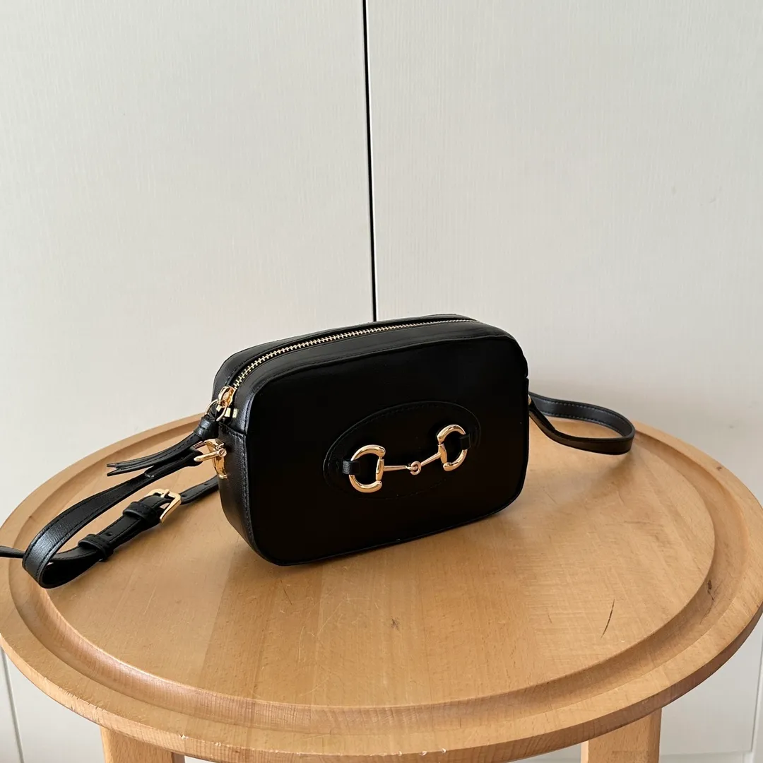 Actual shot #💰260 Style number: 760196 black full leather Size: 20✖️13✖️6cm 𝗚𝘂𝗰𝗰𝗶 𝗛𝗼𝗿𝘀𝗲𝗯𝗶𝘁 𝟭𝟵𝟱𝟱 camera bag The classic horsebit and retro style can be matched casually without going wrong. The size is invincible and friendly~ A cute toast bun shape🍞Not too big, not too small, just right! The length of the shoulder strap can be adjusted with a pin buckle for cross-body wear, and the capacity also meets daily needs~