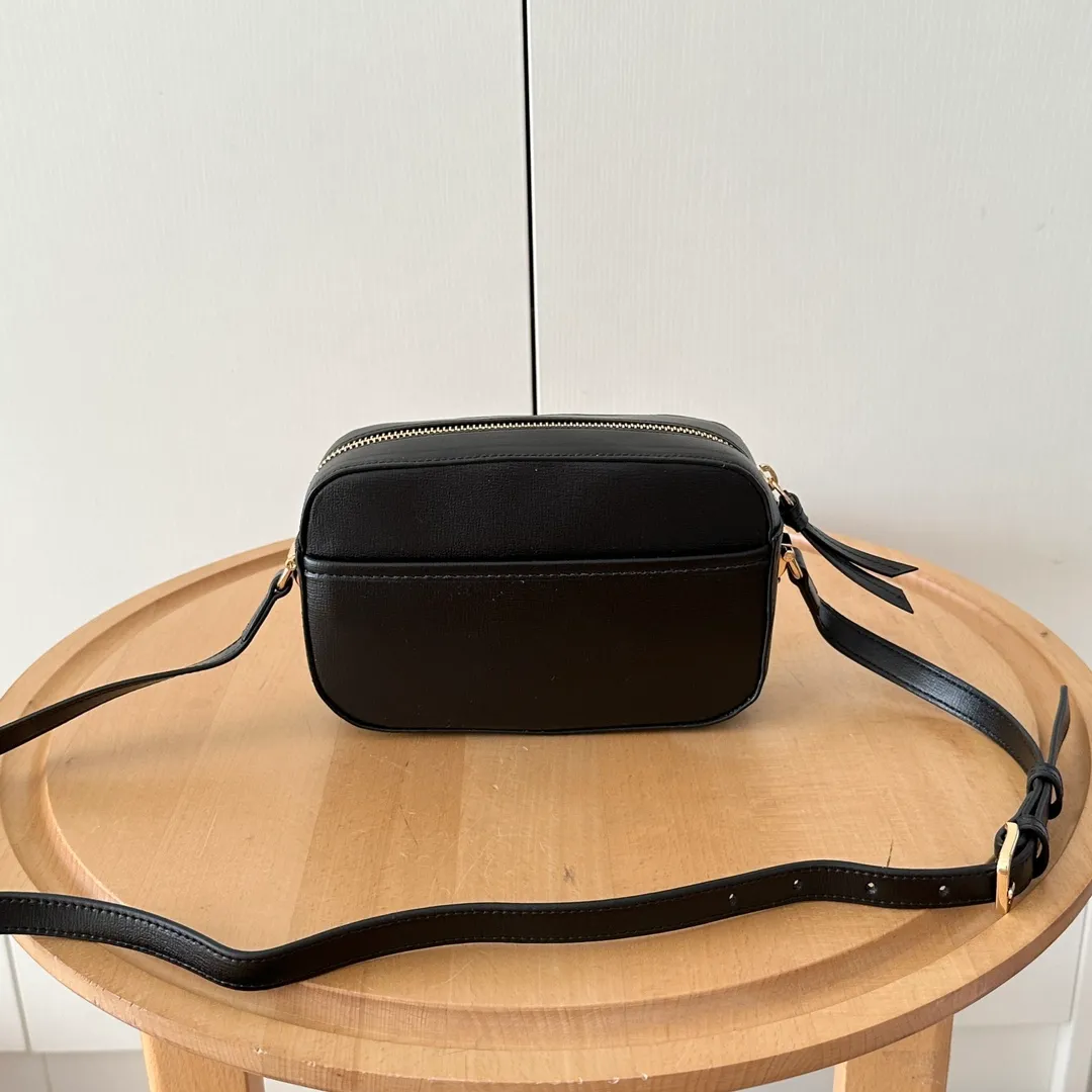 Actual shot #💰260 Style number: 760196 black full leather Size: 20✖️13✖️6cm 𝗚𝘂𝗰𝗰𝗶 𝗛𝗼𝗿𝘀𝗲𝗯𝗶𝘁 𝟭𝟵𝟱𝟱 camera bag The classic horsebit and retro style can be matched casually without going wrong. The size is invincible and friendly~ A cute toast bun shape🍞Not too big, not too small, just right! The length of the shoulder strap can be adjusted with a pin buckle for cross-body wear, and the capacity also meets daily needs~