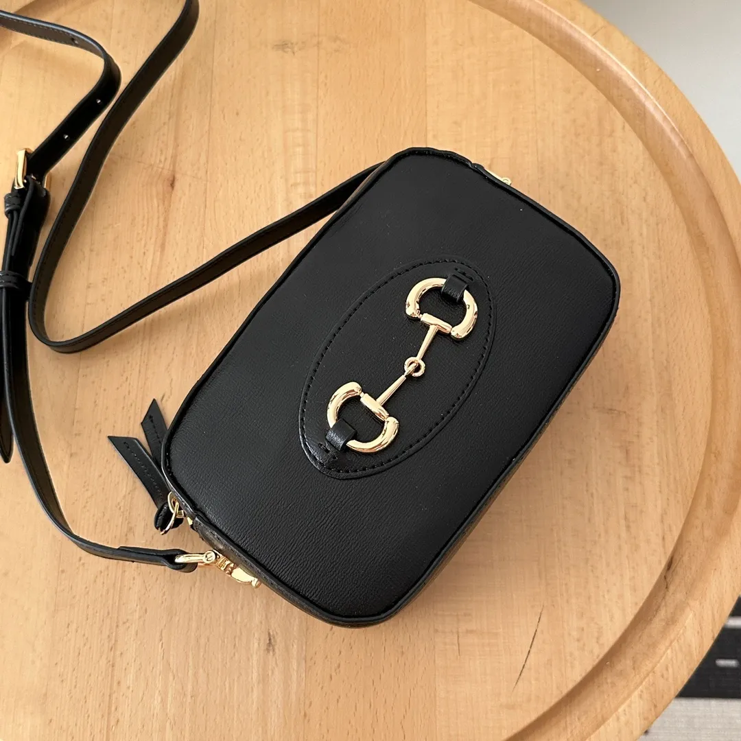 Actual shot #💰260 Style number: 760196 black full leather Size: 20✖️13✖️6cm 𝗚𝘂𝗰𝗰𝗶 𝗛𝗼𝗿𝘀𝗲𝗯𝗶𝘁 𝟭𝟵𝟱𝟱 camera bag The classic horsebit and retro style can be matched casually without going wrong. The size is invincible and friendly~ A cute toast bun shape🍞Not too big, not too small, just right! The length of the shoulder strap can be adjusted with a pin buckle for cross-body wear, and the capacity also meets daily needs~