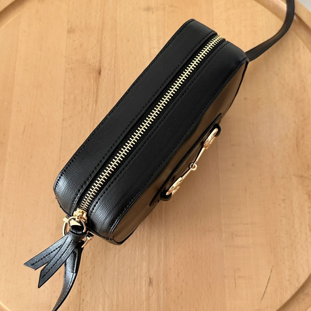 Actual shot #💰260 Style number: 760196 black full leather Size: 20✖️13✖️6cm 𝗚𝘂𝗰𝗰𝗶 𝗛𝗼𝗿𝘀𝗲𝗯𝗶𝘁 𝟭𝟵𝟱𝟱 camera bag The classic horsebit and retro style can be matched casually without going wrong. The size is invincible and friendly~ A cute toast bun shape🍞Not too big, not too small, just right! The length of the shoulder strap can be adjusted with a pin buckle for cross-body wear, and the capacity also meets daily needs~