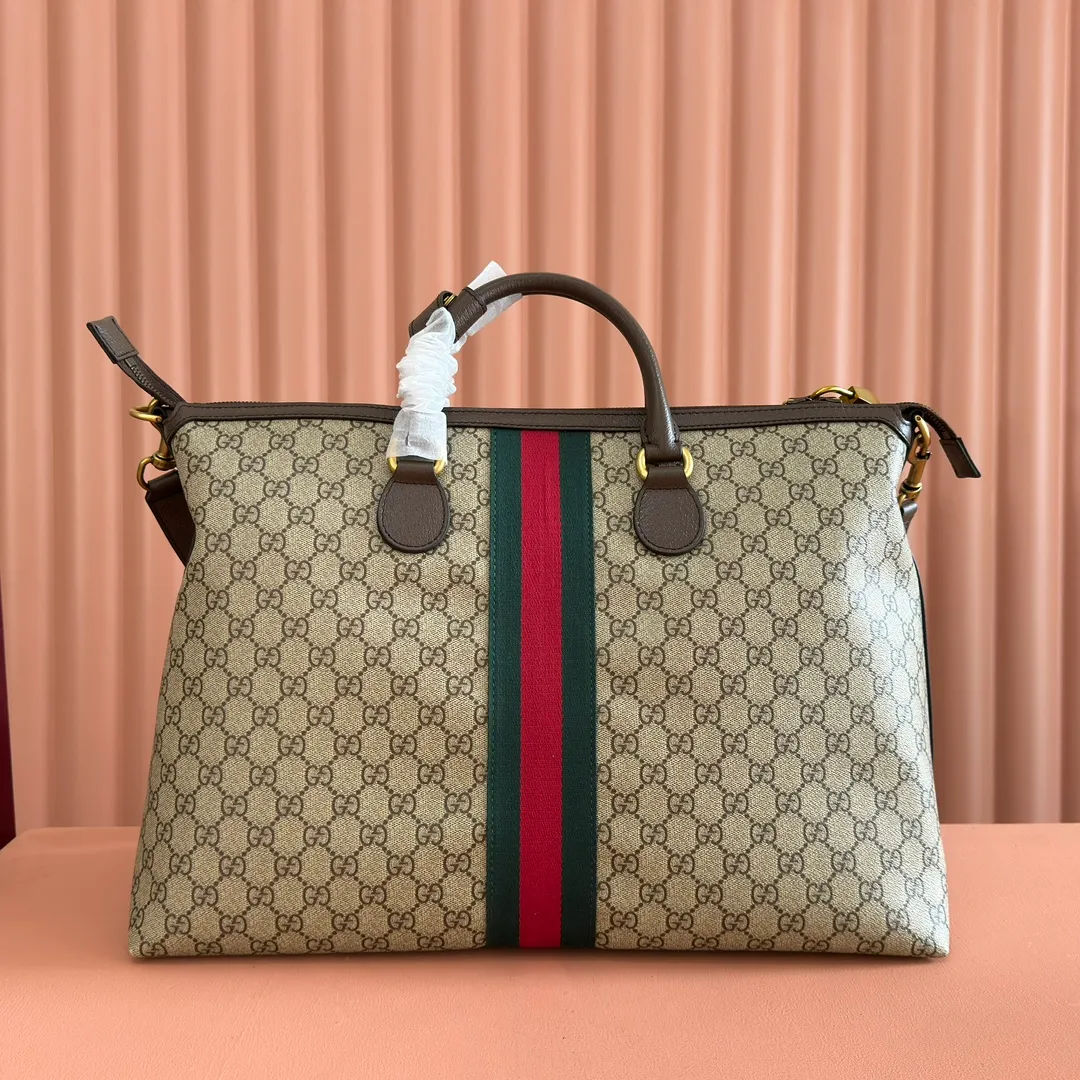 p1420. 💋💋💋"With original gift bag" [New product] The Savoy series is a unique combination of beige and dark brown colors, with classic silhouettes and soft-touch fabrics. This travel bag is crafted from monogrammed coated fabric and embellished with logo and webbing details. Beige and dark brown monogram coated fabric Dark brown leather piping Brass-toned hardware Green linen-cotton blend lining Web detail Interior: One zippered pocket External: One removable bellman ID tag, one lock, one keychain Handle height: 9 cm Removable and adjustable leather shoulder strap (height adjustable from 121.5 cm to 136.5 cm) Zip closure Ident No.: 834469. Dimensions: 48cm (width) x 28cm (height) x 18cm (depth) Weight: approx. 1.6kg Color: Brown c. Made in Italy