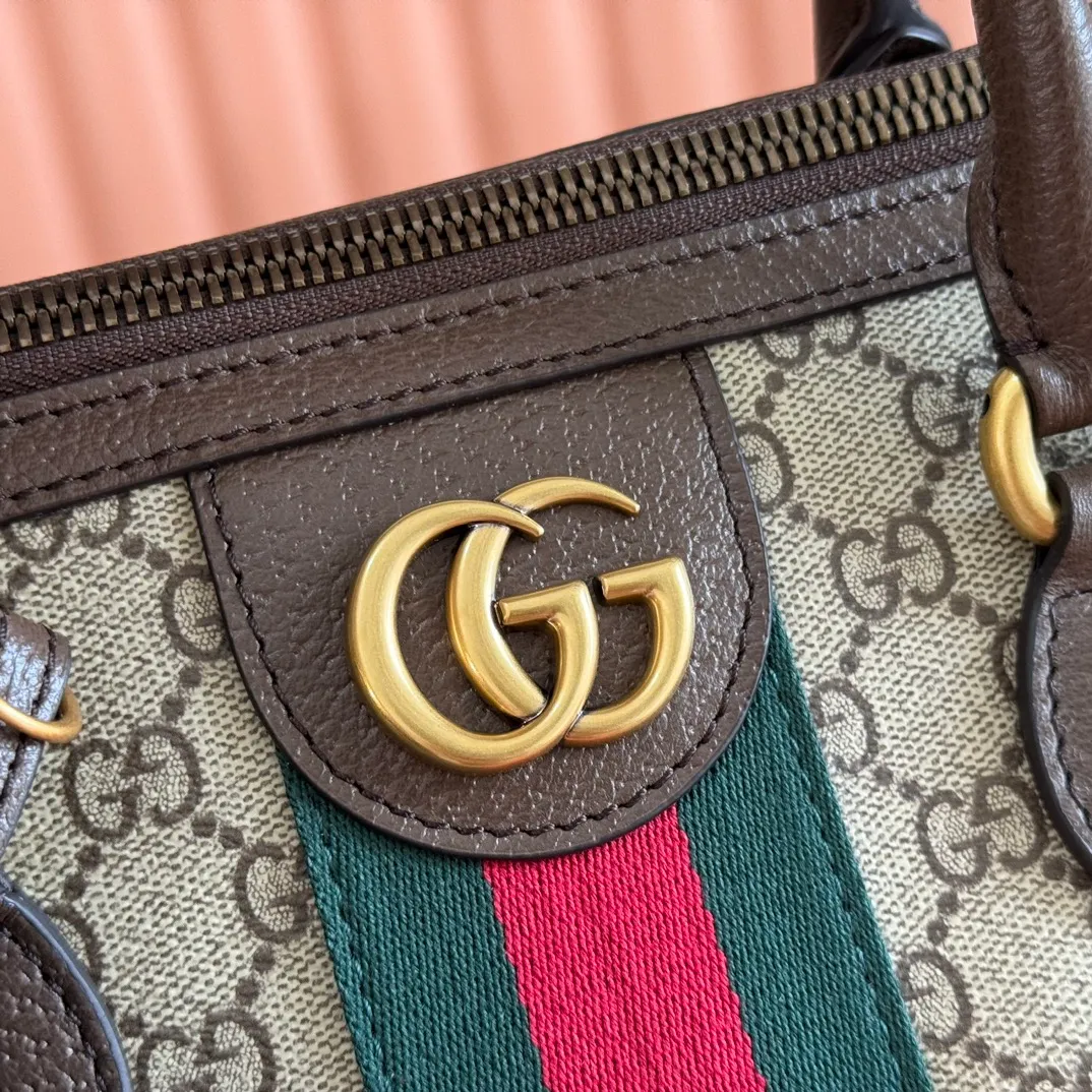 p1420. 💋💋💋"With original gift bag" [New product] The Savoy series is a unique combination of beige and dark brown colors, with classic silhouettes and soft-touch fabrics. This travel bag is crafted from monogrammed coated fabric and embellished with logo and webbing details. Beige and dark brown monogram coated fabric Dark brown leather piping Brass-toned hardware Green linen-cotton blend lining Web detail Interior: One zippered pocket External: One removable bellman ID tag, one lock, one keychain Handle height: 9 cm Removable and adjustable leather shoulder strap (height adjustable from 121.5 cm to 136.5 cm) Zip closure Ident No.: 834469. Dimensions: 48cm (width) x 28cm (height) x 18cm (depth) Weight: approx. 1.6kg Color: Brown c. Made in Italy