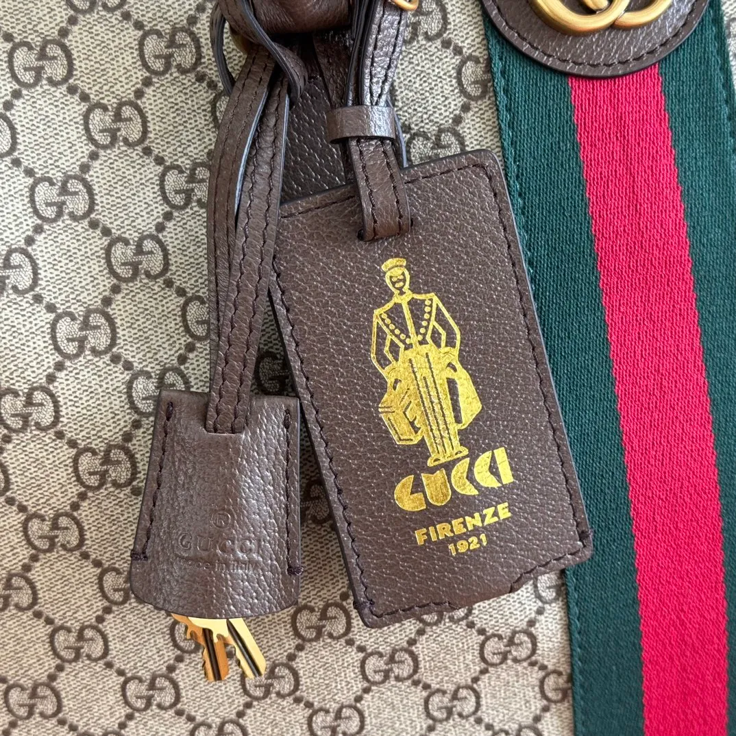 p1420. 💋💋💋"With original gift bag" [New product] The Savoy series is a unique combination of beige and dark brown colors, with classic silhouettes and soft-touch fabrics. This travel bag is crafted from monogrammed coated fabric and embellished with logo and webbing details. Beige and dark brown monogram coated fabric Dark brown leather piping Brass-toned hardware Green linen-cotton blend lining Web detail Interior: One zippered pocket External: One removable bellman ID tag, one lock, one keychain Handle height: 9 cm Removable and adjustable leather shoulder strap (height adjustable from 121.5 cm to 136.5 cm) Zip closure Ident No.: 834469. Dimensions: 48cm (width) x 28cm (height) x 18cm (depth) Weight: approx. 1.6kg Color: Brown c. Made in Italy