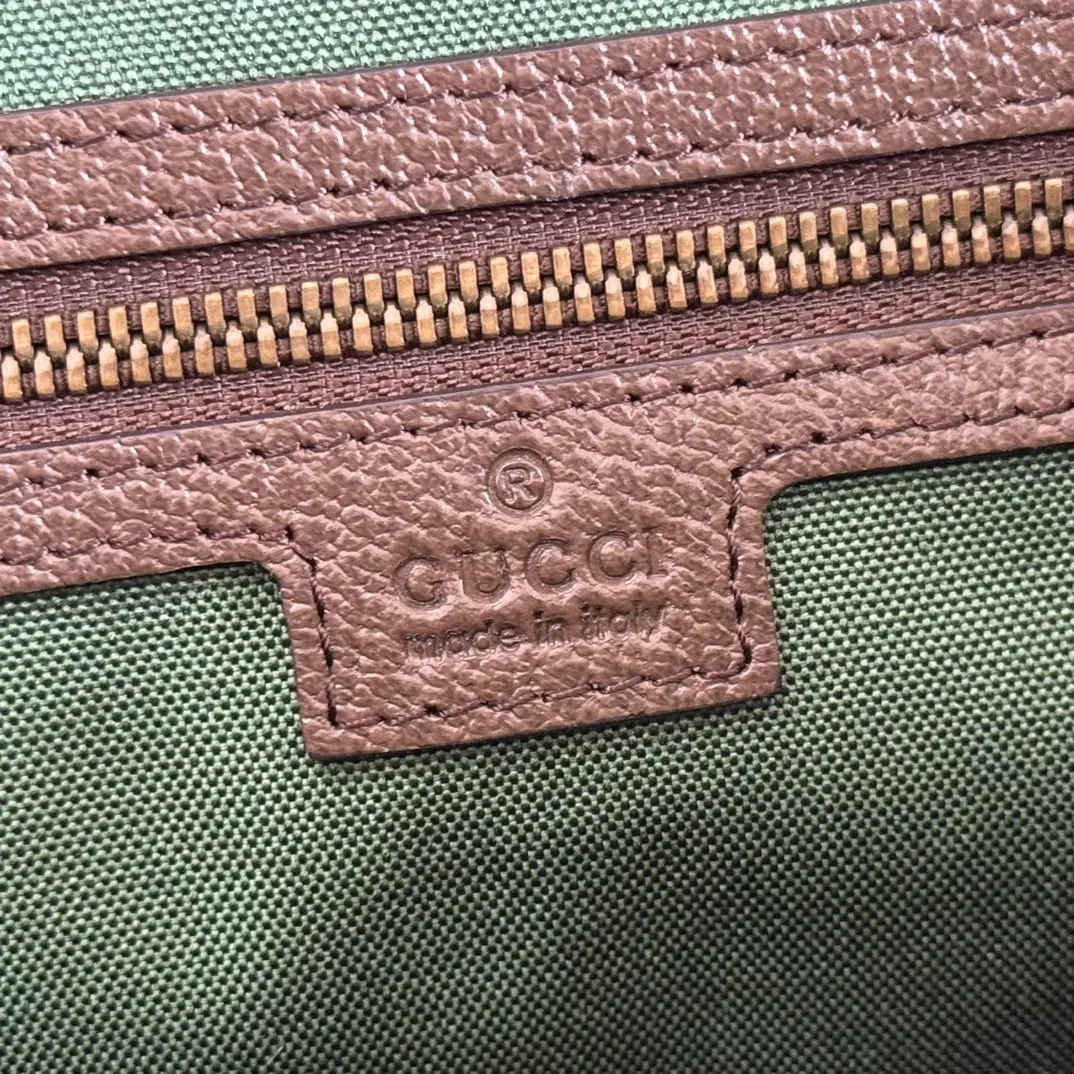 p1420. 💋💋💋"With original gift bag" [New product] The Savoy series is a unique combination of beige and dark brown colors, with classic silhouettes and soft-touch fabrics. This travel bag is crafted from monogrammed coated fabric and embellished with logo and webbing details. Beige and dark brown monogram coated fabric Dark brown leather piping Brass-toned hardware Green linen-cotton blend lining Web detail Interior: One zippered pocket External: One removable bellman ID tag, one lock, one keychain Handle height: 9 cm Removable and adjustable leather shoulder strap (height adjustable from 121.5 cm to 136.5 cm) Zip closure Ident No.: 834469. Dimensions: 48cm (width) x 28cm (height) x 18cm (depth) Weight: approx. 1.6kg Color: Brown c. Made in Italy