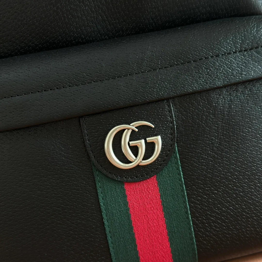 p1500💋💋💋"With full set of original counter packaging" [New Product] The Ophidia series is crafted with white color matching, classic silhouette and new functional design, and is made of soft-touch fabrics. This backpack is made of soft GG Supreme material and is intricately embellished with the Double G logo and red and green webbing details. White soft GG Supreme canvas Palladium tone hardware Green nylon lining Double G Web detail Padded mesh at back Adjustable shoulder strap Interior: 1 zip pocket External: 1 zip pocket Handle height: 8 cm Zip closure Ref.: 834466. Dimensions: 36.5cm (width) x 41cm (height) x 18cm (depth) Weight: approx. 1.5kg Colour: Black full leather Made in Italy