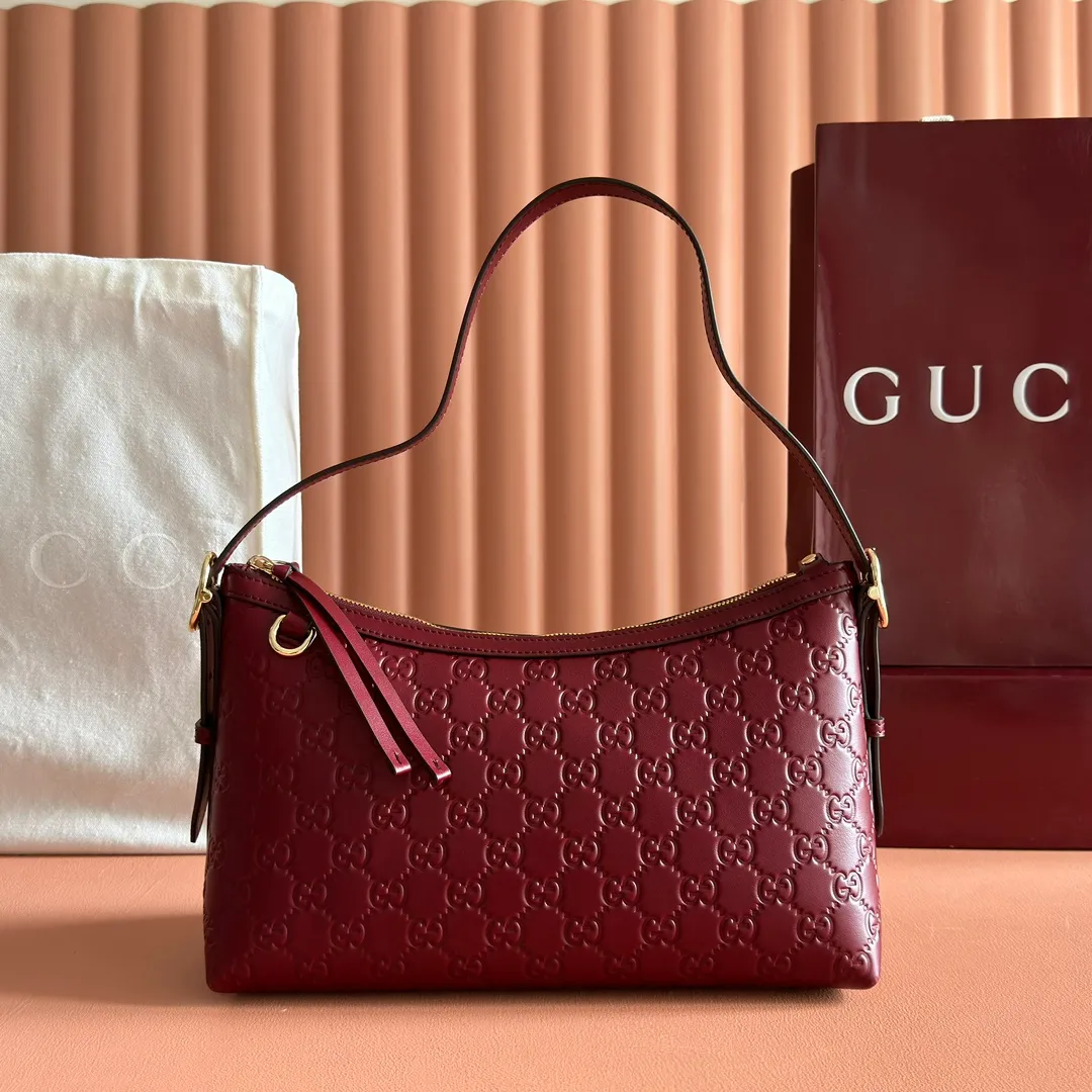 p1140. 💋💋💋"With full set of original counter packaging" [New Product] 2025 Autumn and Winter Series, the GG Emblem series reinterprets the brand's timeless elegance and exquisite craftsmanship. This shoulder bag is crafted from GG embossed leather, showing off its exquisite texture. Gucci Rosso Ancora GG printed embossed leather Light gold tone accessories Gucci Rosso Ancora cotton lining The bag pictured is sold separately and does not come with the bag charm. Interior: Zippered pocket Adjustable leather shoulder strap: Height: 16 cm - 26 cm; Length: 72 cm Zipper closure Ident: 847449. Dimensions: 30cm (W) x 19cm (H) x 11cm (D) Weight: Approx. 0.45kg Color: Anchor Red embossed. Made in Italy