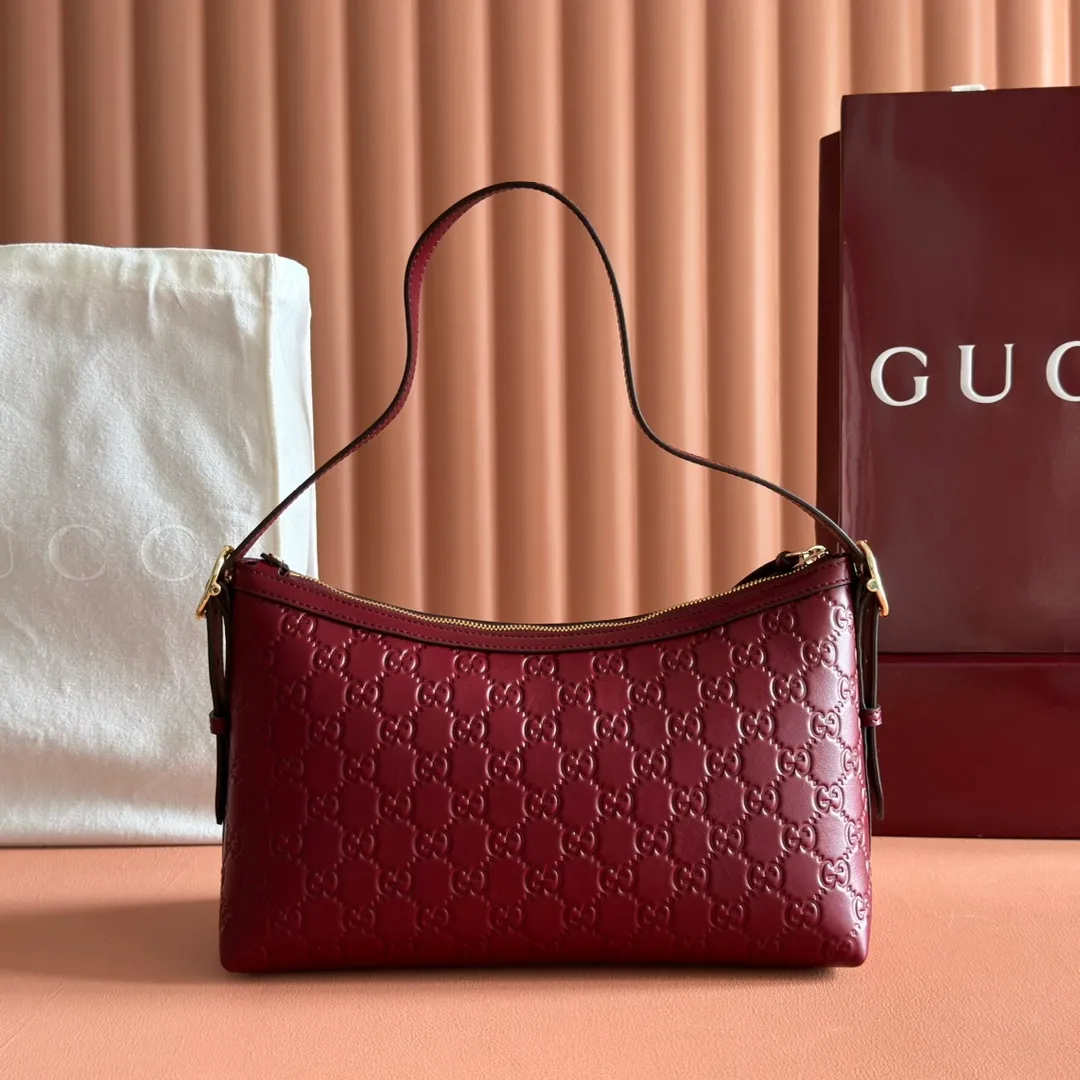 p1140. 💋💋💋"With full set of original counter packaging" [New Product] 2025 Autumn and Winter Series, the GG Emblem series reinterprets the brand's timeless elegance and exquisite craftsmanship. This shoulder bag is crafted from GG embossed leather, showing off its exquisite texture. Gucci Rosso Ancora GG printed embossed leather Light gold tone accessories Gucci Rosso Ancora cotton lining The bag pictured is sold separately and does not come with the bag charm. Interior: Zippered pocket Adjustable leather shoulder strap: Height: 16 cm - 26 cm; Length: 72 cm Zipper closure Ident: 847449. Dimensions: 30cm (W) x 19cm (H) x 11cm (D) Weight: Approx. 0.45kg Color: Anchor Red embossed. Made in Italy