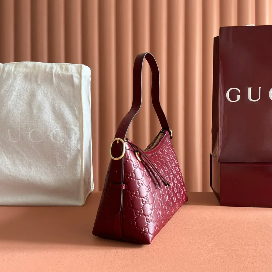 p1140. 💋💋💋"With full set of original counter packaging" [New Product] 2025 Autumn and Winter Series, the GG Emblem series reinterprets the brand's timeless elegance and exquisite craftsmanship. This shoulder bag is crafted from GG embossed leather, showing off its exquisite texture. Gucci Rosso Ancora GG printed embossed leather Light gold tone accessories Gucci Rosso Ancora cotton lining The bag pictured is sold separately and does not come with the bag charm. Interior: Zippered pocket Adjustable leather shoulder strap: Height: 16 cm - 26 cm; Length: 72 cm Zipper closure Ident: 847449. Dimensions: 30cm (W) x 19cm (H) x 11cm (D) Weight: Approx. 0.45kg Color: Anchor Red embossed. Made in Italy