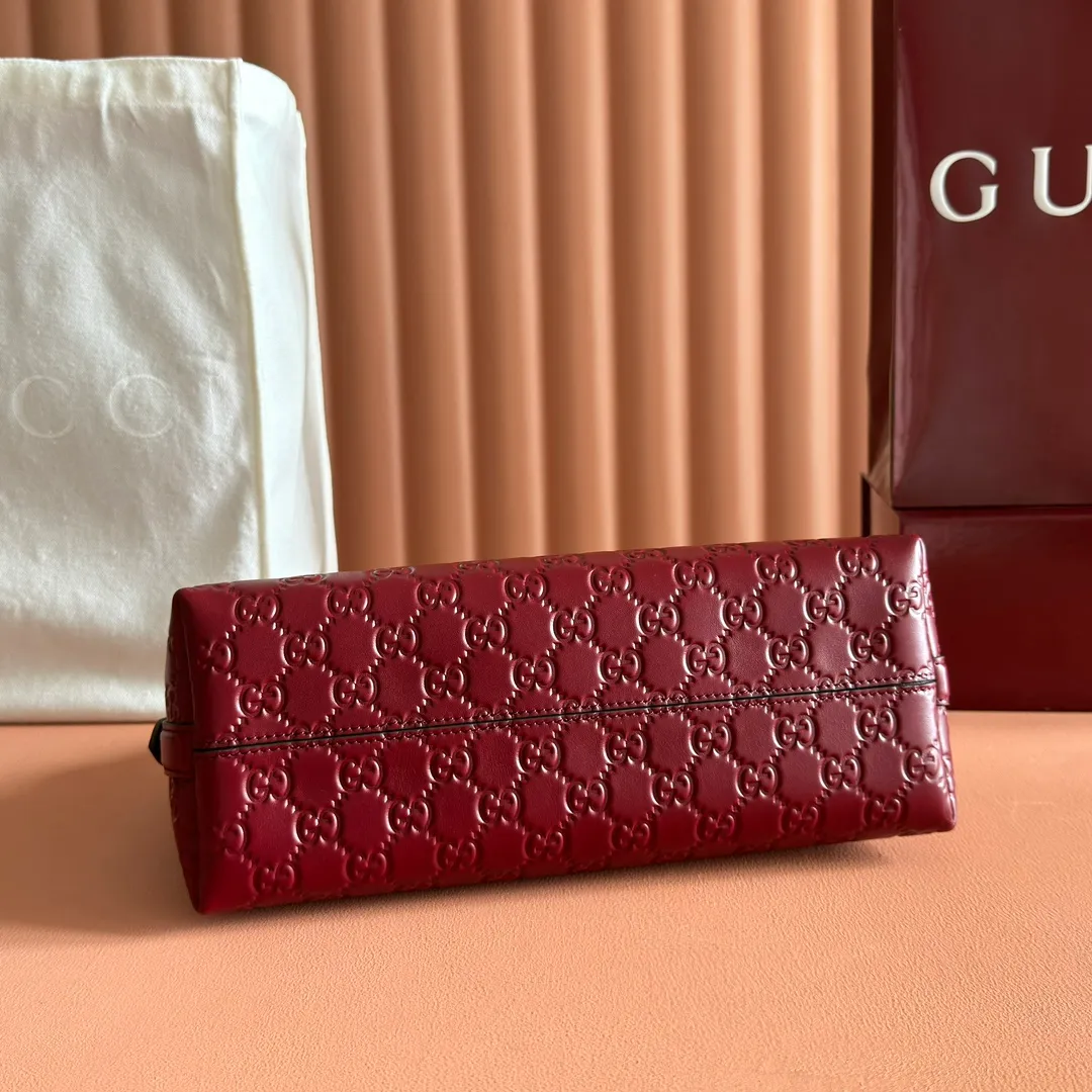 p1140. 💋💋💋"With full set of original counter packaging" [New Product] 2025 Autumn and Winter Series, the GG Emblem series reinterprets the brand's timeless elegance and exquisite craftsmanship. This shoulder bag is crafted from GG embossed leather, showing off its exquisite texture. Gucci Rosso Ancora GG printed embossed leather Light gold tone accessories Gucci Rosso Ancora cotton lining The bag pictured is sold separately and does not come with the bag charm. Interior: Zippered pocket Adjustable leather shoulder strap: Height: 16 cm - 26 cm; Length: 72 cm Zipper closure Ident: 847449. Dimensions: 30cm (W) x 19cm (H) x 11cm (D) Weight: Approx. 0.45kg Color: Anchor Red embossed. Made in Italy