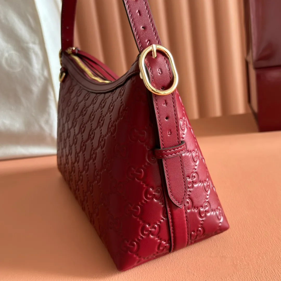 p1140. 💋💋💋"With full set of original counter packaging" [New Product] 2025 Autumn and Winter Series, the GG Emblem series reinterprets the brand's timeless elegance and exquisite craftsmanship. This shoulder bag is crafted from GG embossed leather, showing off its exquisite texture. Gucci Rosso Ancora GG printed embossed leather Light gold tone accessories Gucci Rosso Ancora cotton lining The bag pictured is sold separately and does not come with the bag charm. Interior: Zippered pocket Adjustable leather shoulder strap: Height: 16 cm - 26 cm; Length: 72 cm Zipper closure Ident: 847449. Dimensions: 30cm (W) x 19cm (H) x 11cm (D) Weight: Approx. 0.45kg Color: Anchor Red embossed. Made in Italy
