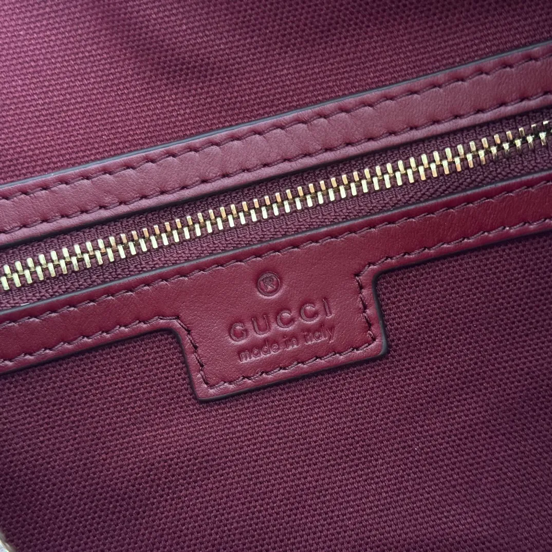 p1140. 💋💋💋"With full set of original counter packaging" [New Product] 2025 Autumn and Winter Series, the GG Emblem series reinterprets the brand's timeless elegance and exquisite craftsmanship. This shoulder bag is crafted from GG embossed leather, showing off its exquisite texture. Gucci Rosso Ancora GG printed embossed leather Light gold tone accessories Gucci Rosso Ancora cotton lining The bag pictured is sold separately and does not come with the bag charm. Interior: Zippered pocket Adjustable leather shoulder strap: Height: 16 cm - 26 cm; Length: 72 cm Zipper closure Ident: 847449. Dimensions: 30cm (W) x 19cm (H) x 11cm (D) Weight: Approx. 0.45kg Color: Anchor Red embossed. Made in Italy