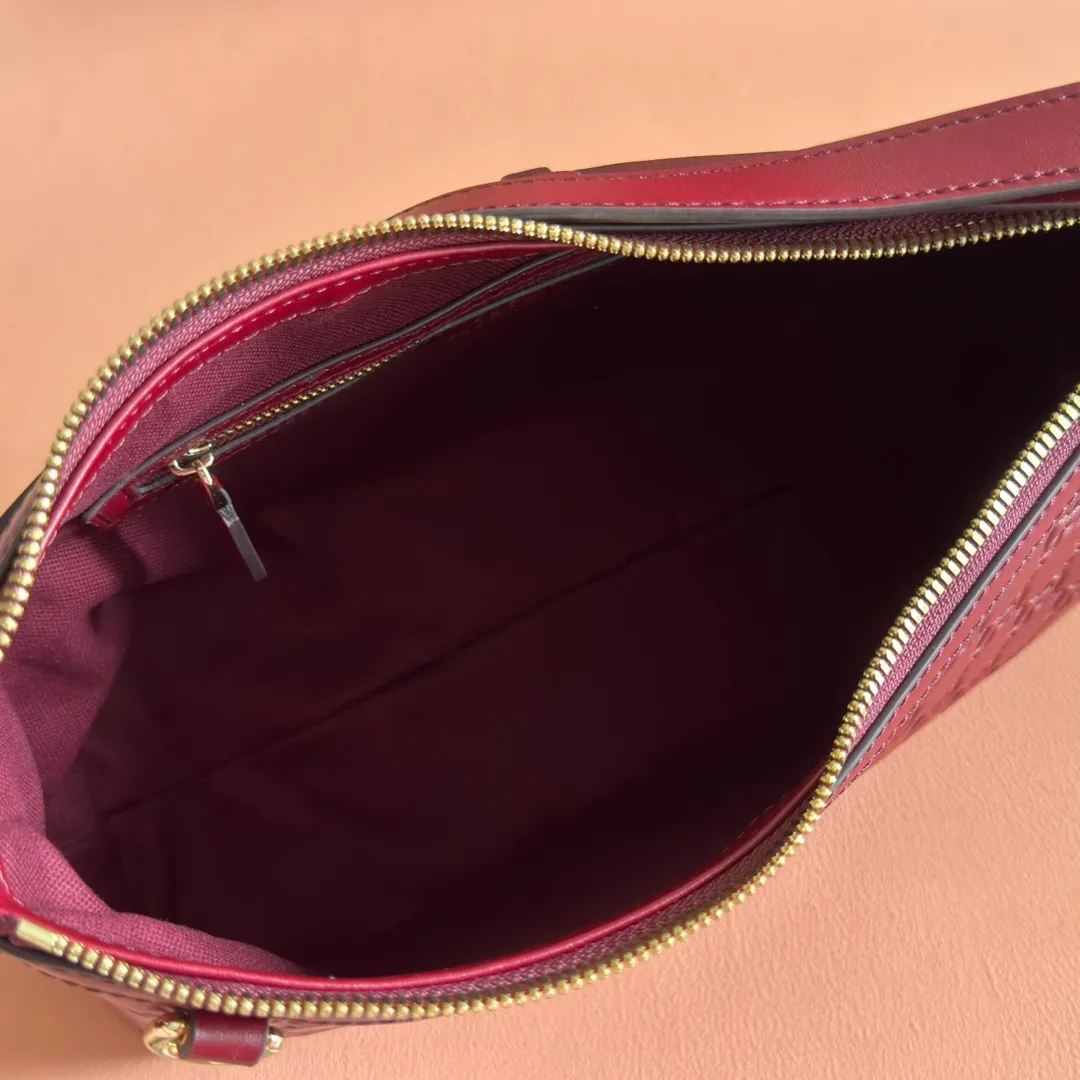 p1140. 💋💋💋"With full set of original counter packaging" [New Product] 2025 Autumn and Winter Series, the GG Emblem series reinterprets the brand's timeless elegance and exquisite craftsmanship. This shoulder bag is crafted from GG embossed leather, showing off its exquisite texture. Gucci Rosso Ancora GG printed embossed leather Light gold tone accessories Gucci Rosso Ancora cotton lining The bag pictured is sold separately and does not come with the bag charm. Interior: Zippered pocket Adjustable leather shoulder strap: Height: 16 cm - 26 cm; Length: 72 cm Zipper closure Ident: 847449. Dimensions: 30cm (W) x 19cm (H) x 11cm (D) Weight: Approx. 0.45kg Color: Anchor Red embossed. Made in Italy