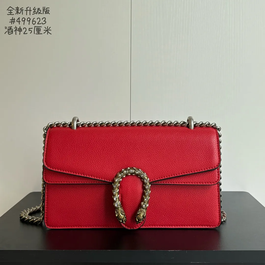New upgraded version of real shot #💰320 Model: 499623 Red Leather Size: 25x14x8cm 𝙂𝙪𝙘𝙘𝙞 𝘿𝙞𝙤𝙣𝙮𝙨𝙪𝙨Diamond Button Bacchus True Fragrance Series Warning, it’s amazing. It retains the perfect pedigree of the Bacchus bag, but opens the era of Bacchus innovation! The most valuable part of the entire bag is the tiger head diamond buckle, a palace-level treasure item. Not a market product. The weight is very light and the size is perfect. Highly recommended.