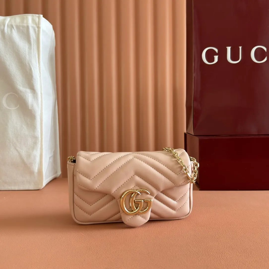 p900💋💋💋Imported original sheepskin pure copper hardware [Original leather configuration counter complete package] The brand's iconic GG Marmont series is ingeniously integrated with double G styling accessories and faceted chain straps, and soft leather is selected to create a bag with soft lines. This mini bag is embellished with the brand's archive logo, which debuted in the 1970s. Black V-shaped Matelassé sheepskin. Silver-tone hardware. Silver-tone hardware. Double G. Chain shoulder strap (60 cm high). Magnetic snap closure. Weight: approx. 0.35 kg. Ident number: 841290. Dimensions: 16.5cm (width) x 9.5cm (height) x 4.5cm (depth) Color: pink full leather/original leather. Made in Italy