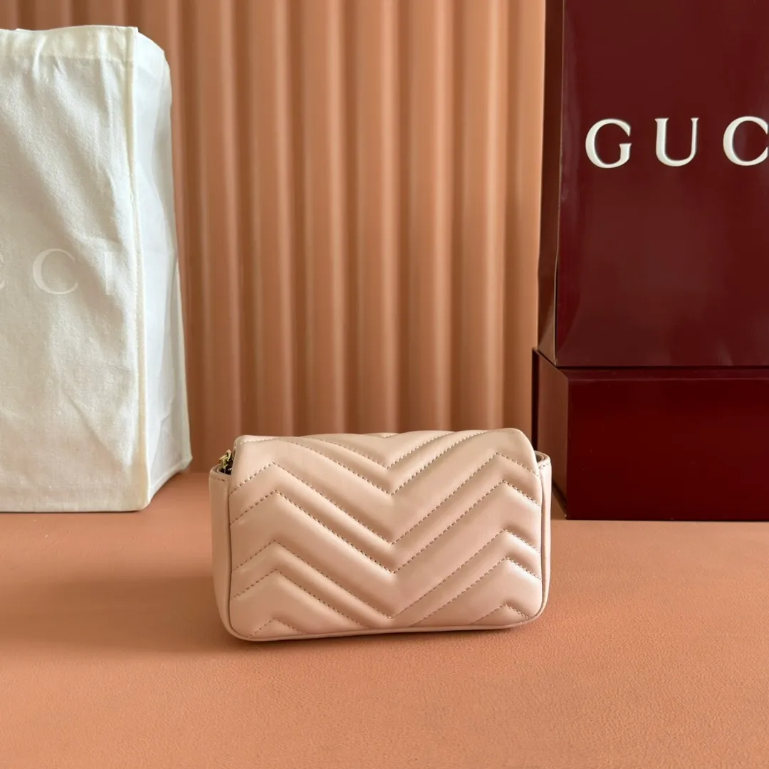 p900💋💋💋Imported original sheepskin pure copper hardware [Original leather configuration counter complete package] The brand's iconic GG Marmont series is ingeniously integrated with double G styling accessories and faceted chain straps, and soft leather is selected to create a bag with soft lines. This mini bag is embellished with the brand's archive logo, which debuted in the 1970s. Black V-shaped Matelassé sheepskin. Silver-tone hardware. Silver-tone hardware. Double G. Chain shoulder strap (60 cm high). Magnetic snap closure. Weight: approx. 0.35 kg. Ident number: 841290. Dimensions: 16.5cm (width) x 9.5cm (height) x 4.5cm (depth) Color: pink full leather/original leather. Made in Italy