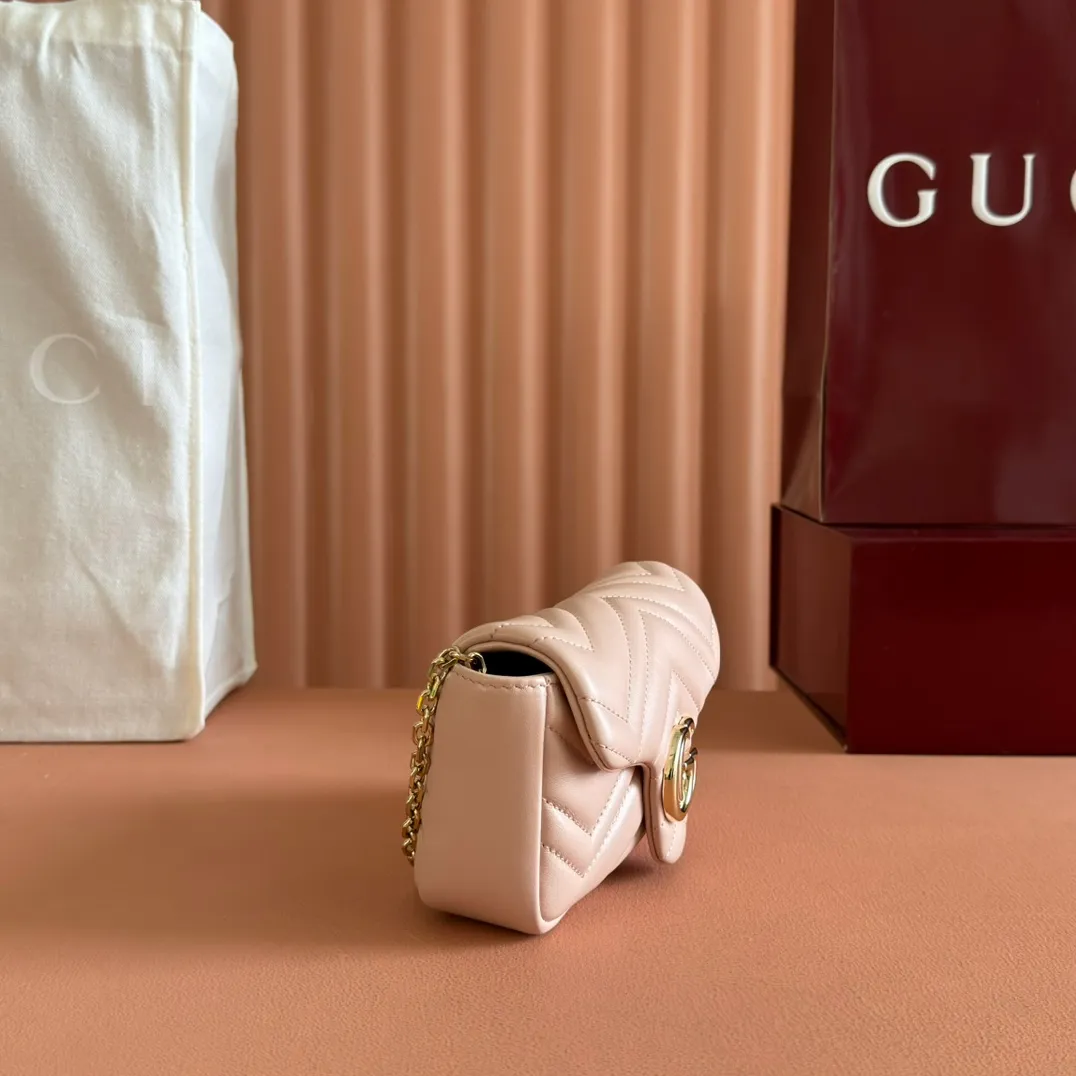 p900💋💋💋Imported original sheepskin pure copper hardware [Original leather configuration counter complete package] The brand's iconic GG Marmont series is ingeniously integrated with double G styling accessories and faceted chain straps, and soft leather is selected to create a bag with soft lines. This mini bag is embellished with the brand's archive logo, which debuted in the 1970s. Black V-shaped Matelassé sheepskin. Silver-tone hardware. Silver-tone hardware. Double G. Chain shoulder strap (60 cm high). Magnetic snap closure. Weight: approx. 0.35 kg. Ident number: 841290. Dimensions: 16.5cm (width) x 9.5cm (height) x 4.5cm (depth) Color: pink full leather/original leather. Made in Italy