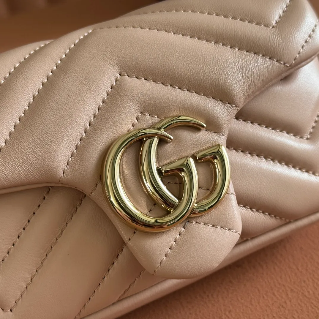 p900💋💋💋Imported original sheepskin pure copper hardware [Original leather configuration counter complete package] The brand's iconic GG Marmont series is ingeniously integrated with double G styling accessories and faceted chain straps, and soft leather is selected to create a bag with soft lines. This mini bag is embellished with the brand's archive logo, which debuted in the 1970s. Black V-shaped Matelassé sheepskin. Silver-tone hardware. Silver-tone hardware. Double G. Chain shoulder strap (60 cm high). Magnetic snap closure. Weight: approx. 0.35 kg. Ident number: 841290. Dimensions: 16.5cm (width) x 9.5cm (height) x 4.5cm (depth) Color: pink full leather/original leather. Made in Italy