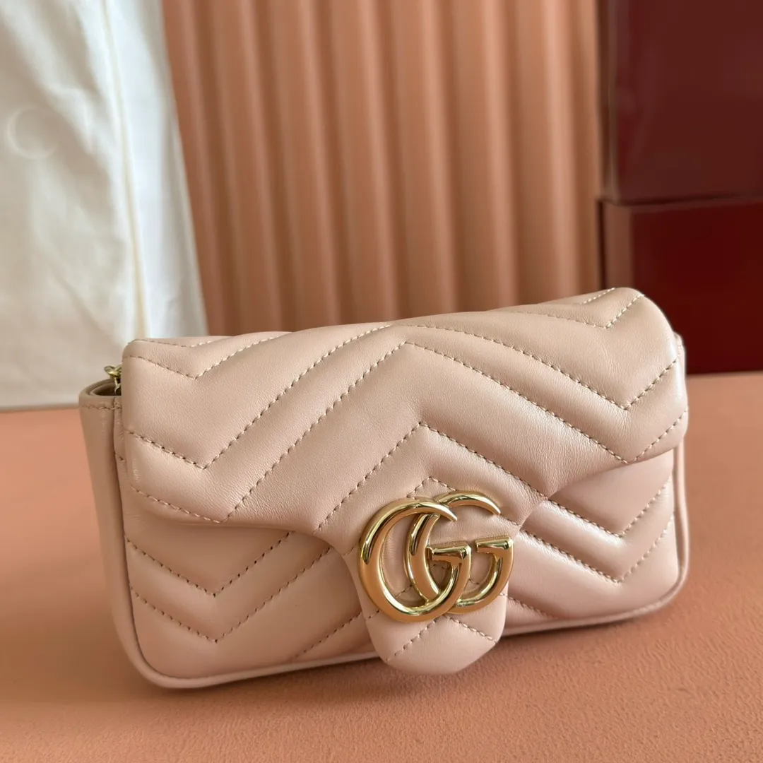 p900💋💋💋Imported original sheepskin pure copper hardware [Original leather configuration counter complete package] The brand's iconic GG Marmont series is ingeniously integrated with double G styling accessories and faceted chain straps, and soft leather is selected to create a bag with soft lines. This mini bag is embellished with the brand's archive logo, which debuted in the 1970s. Black V-shaped Matelassé sheepskin. Silver-tone hardware. Silver-tone hardware. Double G. Chain shoulder strap (60 cm high). Magnetic snap closure. Weight: approx. 0.35 kg. Ident number: 841290. Dimensions: 16.5cm (width) x 9.5cm (height) x 4.5cm (depth) Color: pink full leather/original leather. Made in Italy