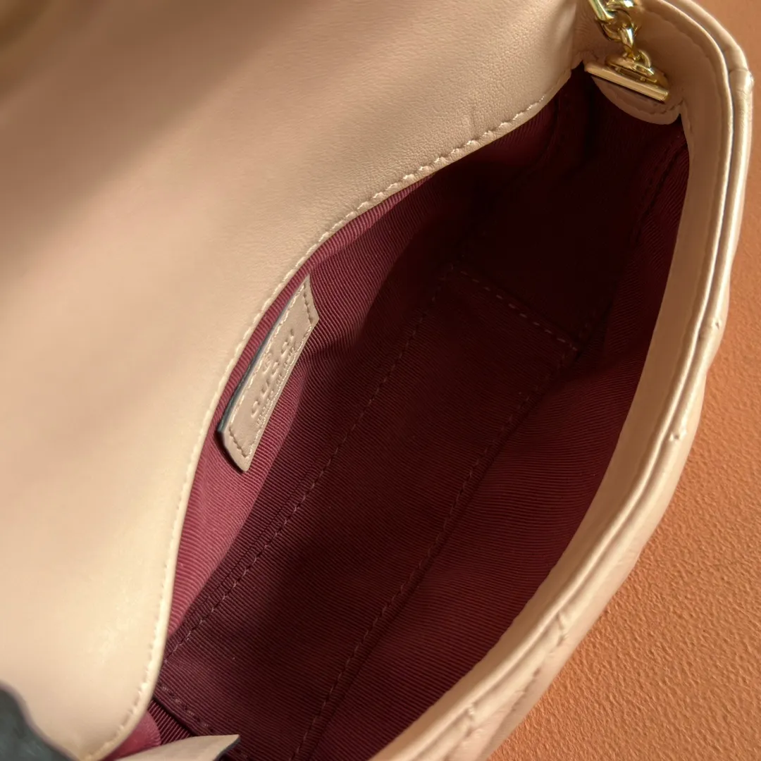 p900💋💋💋Imported original sheepskin pure copper hardware [Original leather configuration counter complete package] The brand's iconic GG Marmont series is ingeniously integrated with double G styling accessories and faceted chain straps, and soft leather is selected to create a bag with soft lines. This mini bag is embellished with the brand's archive logo, which debuted in the 1970s. Black V-shaped Matelassé sheepskin. Silver-tone hardware. Silver-tone hardware. Double G. Chain shoulder strap (60 cm high). Magnetic snap closure. Weight: approx. 0.35 kg. Ident number: 841290. Dimensions: 16.5cm (width) x 9.5cm (height) x 4.5cm (depth) Color: pink full leather/original leather. Made in Italy