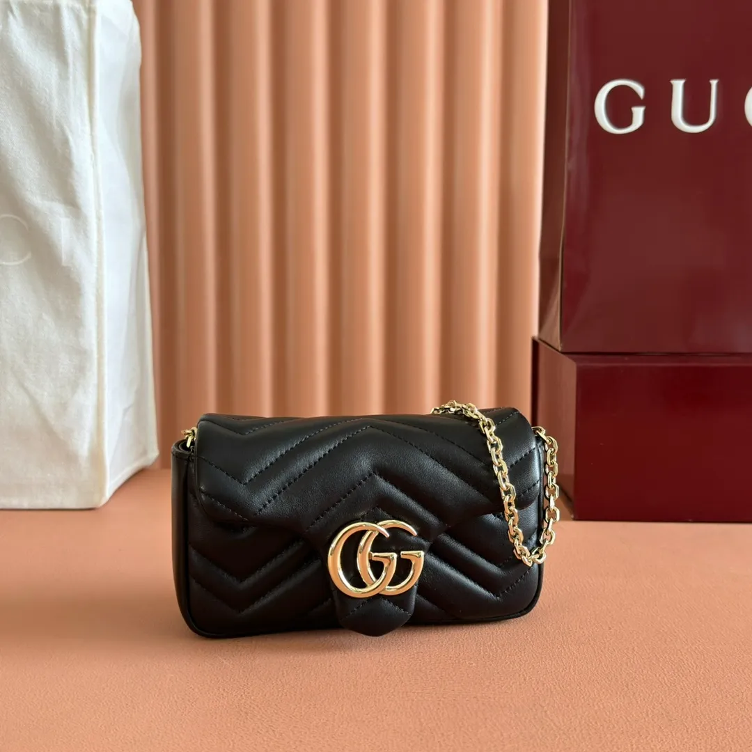 p900💋💋💋Imported original sheepskin pure copper hardware [Original leather configuration counter complete package] The brand's iconic GG Marmont series is ingeniously integrated with double G styling accessories and faceted chain straps, and soft leather is selected to create a bag with soft lines. This mini bag is embellished with the brand's archive logo, which debuted in the 1970s. Black V-shaped Matelassé sheepskin. Silver-tone hardware. Silver-tone hardware. Double G. Chain shoulder strap (60 cm high). Magnetic snap closure. Weight: approx. 0.35 kg. Ident number: 841290. Dimensions: 16.5cm (width) x 9.5cm (height) x 4.5cm (depth) Color: black full leather/original leather. Made in Italy