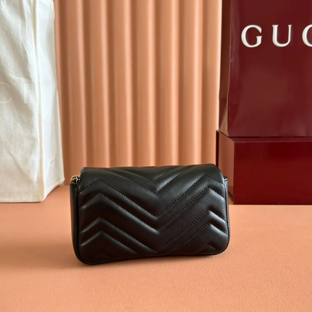 p900💋💋💋Imported original sheepskin pure copper hardware [Original leather configuration counter complete package] The brand's iconic GG Marmont series is ingeniously integrated with double G styling accessories and faceted chain straps, and soft leather is selected to create a bag with soft lines. This mini bag is embellished with the brand's archive logo, which debuted in the 1970s. Black V-shaped Matelassé sheepskin. Silver-tone hardware. Silver-tone hardware. Double G. Chain shoulder strap (60 cm high). Magnetic snap closure. Weight: approx. 0.35 kg. Ident number: 841290. Dimensions: 16.5cm (width) x 9.5cm (height) x 4.5cm (depth) Color: black full leather/original leather. Made in Italy