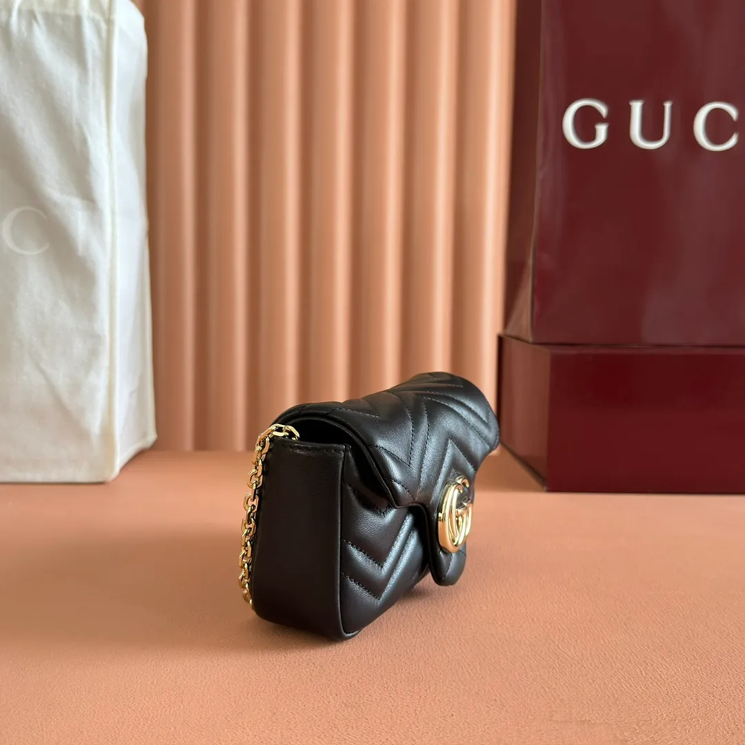 p900💋💋💋Imported original sheepskin pure copper hardware [Original leather configuration counter complete package] The brand's iconic GG Marmont series is ingeniously integrated with double G styling accessories and faceted chain straps, and soft leather is selected to create a bag with soft lines. This mini bag is embellished with the brand's archive logo, which debuted in the 1970s. Black V-shaped Matelassé sheepskin. Silver-tone hardware. Silver-tone hardware. Double G. Chain shoulder strap (60 cm high). Magnetic snap closure. Weight: approx. 0.35 kg. Ident number: 841290. Dimensions: 16.5cm (width) x 9.5cm (height) x 4.5cm (depth) Color: black full leather/original leather. Made in Italy