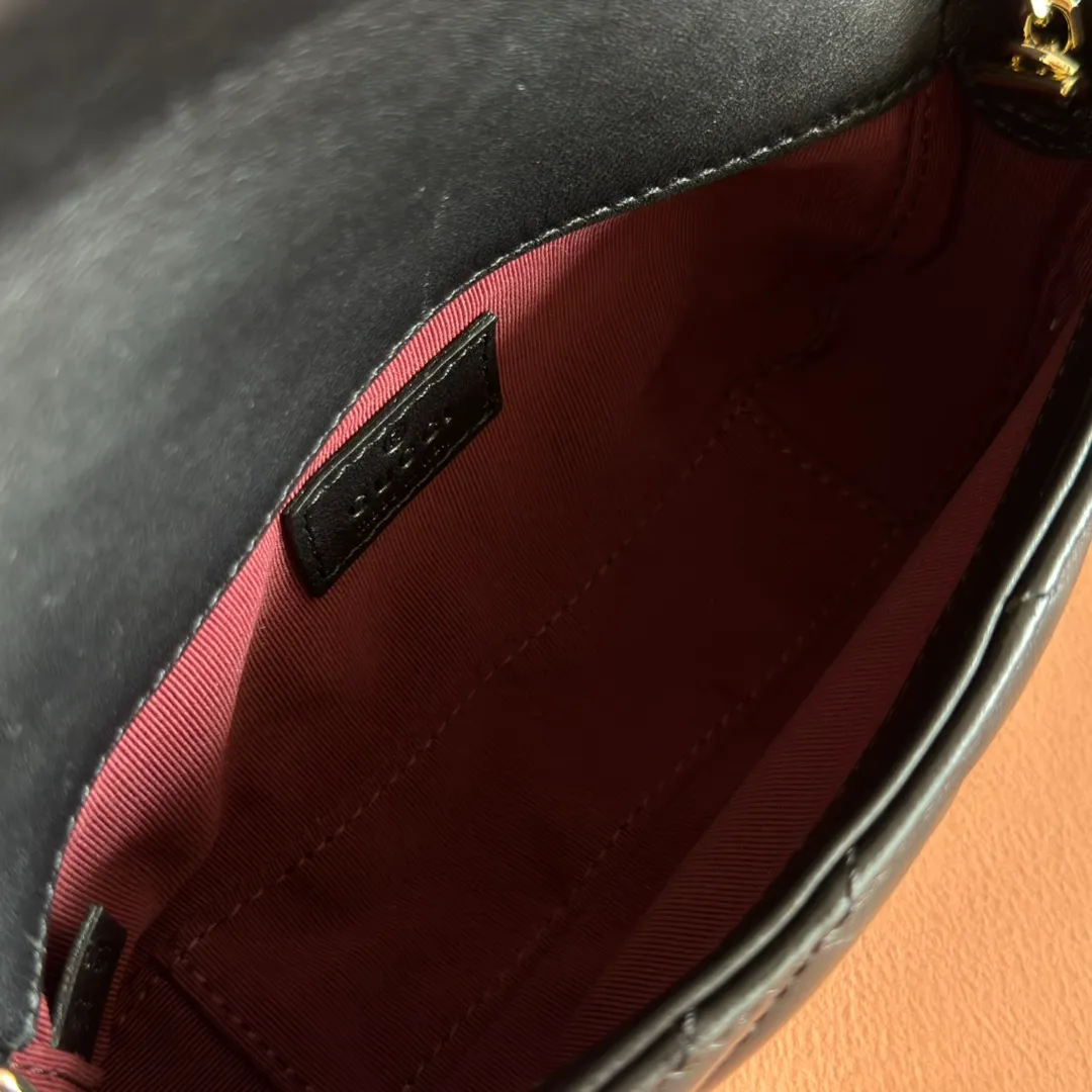p900💋💋💋Imported original sheepskin pure copper hardware [Original leather configuration counter complete package] The brand's iconic GG Marmont series is ingeniously integrated with double G styling accessories and faceted chain straps, and soft leather is selected to create a bag with soft lines. This mini bag is embellished with the brand's archive logo, which debuted in the 1970s. Black V-shaped Matelassé sheepskin. Silver-tone hardware. Silver-tone hardware. Double G. Chain shoulder strap (60 cm high). Magnetic snap closure. Weight: approx. 0.35 kg. Ident number: 841290. Dimensions: 16.5cm (width) x 9.5cm (height) x 4.5cm (depth) Color: black full leather/original leather. Made in Italy