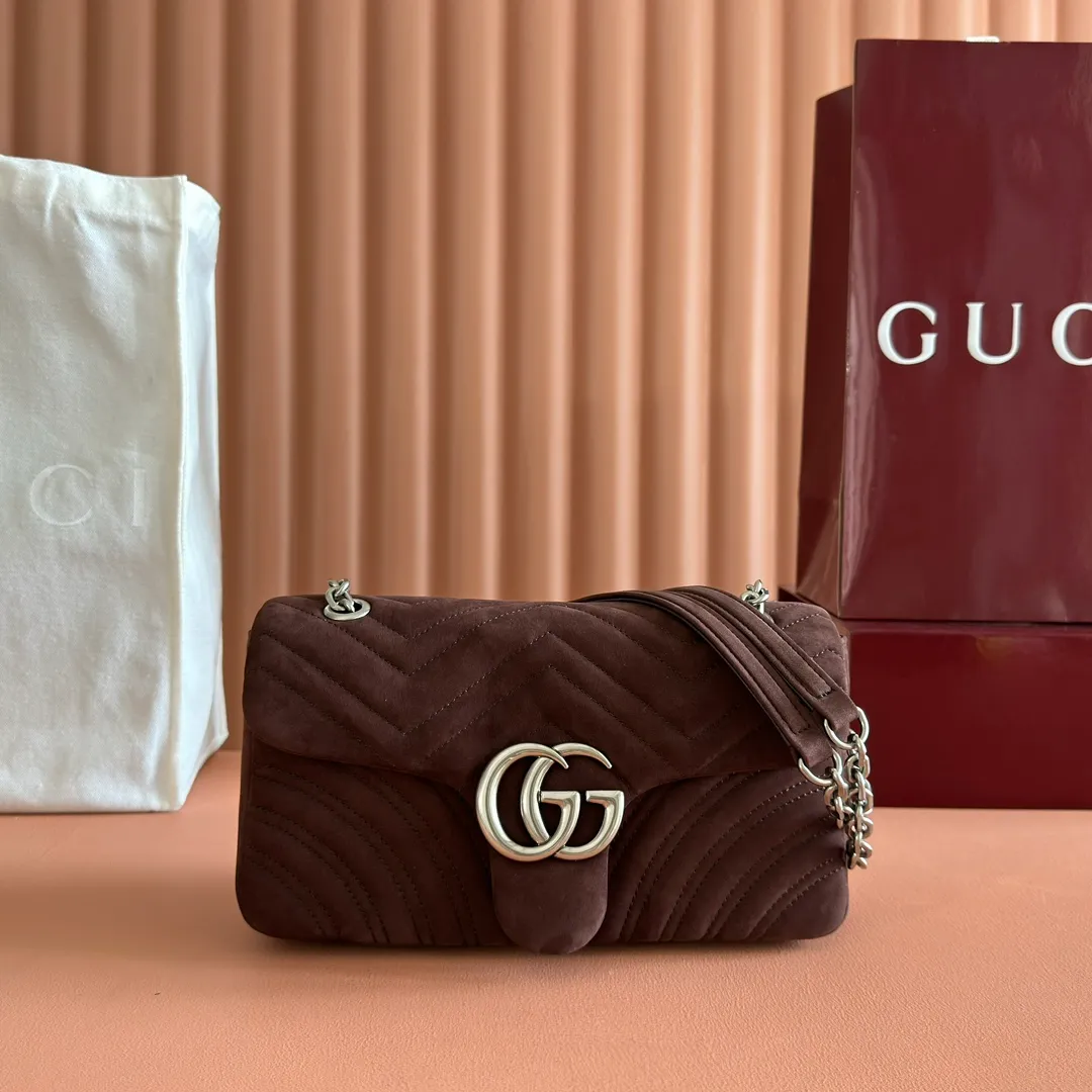p1360. 💋💋💋【With full set of original counter packaging】The brand's iconic GG Marmont series is ingeniously integrated with double G styling accessories and faceted chain straps to create a soft and fashionable bag. Simple and neat back pockets make medium and large bags more practical. Dark brown quilted V-shaped nubuck leather Dark brown calfskin Silver-toned hardware Beige cotton and linen lining Double G Interior: 1 zipped pocket External: 1 open pocket Sliding chain strap that can be used as a shoulder strap (56 cm high) Spring-buckle flap Model: 837267. Dimensions: 26cm (width) x 15cm (height) x 7cm (depth) Weight: approx. 0.65kg Color: Matte brown. Made in Italy