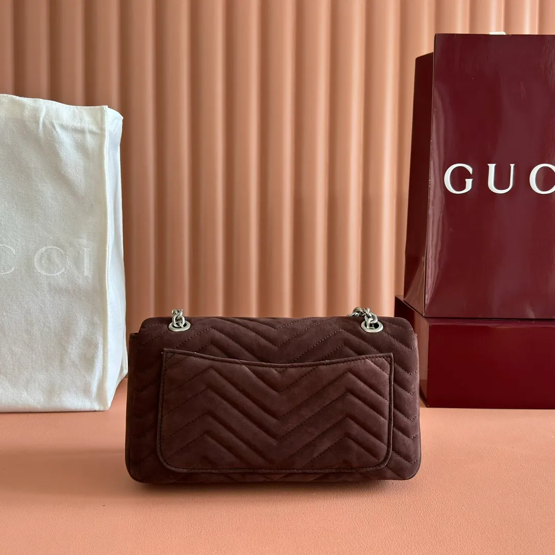 p1360. 💋💋💋【With full set of original counter packaging】The brand's iconic GG Marmont series is ingeniously integrated with double G styling accessories and faceted chain straps to create a soft and fashionable bag. Simple and neat back pockets make medium and large bags more practical. Dark brown quilted V-shaped nubuck leather Dark brown calfskin Silver-toned hardware Beige cotton and linen lining Double G Interior: 1 zipped pocket External: 1 open pocket Sliding chain strap that can be used as a shoulder strap (56 cm high) Spring-buckle flap Model: 837267. Dimensions: 26cm (width) x 15cm (height) x 7cm (depth) Weight: approx. 0.65kg Color: Matte brown. Made in Italy