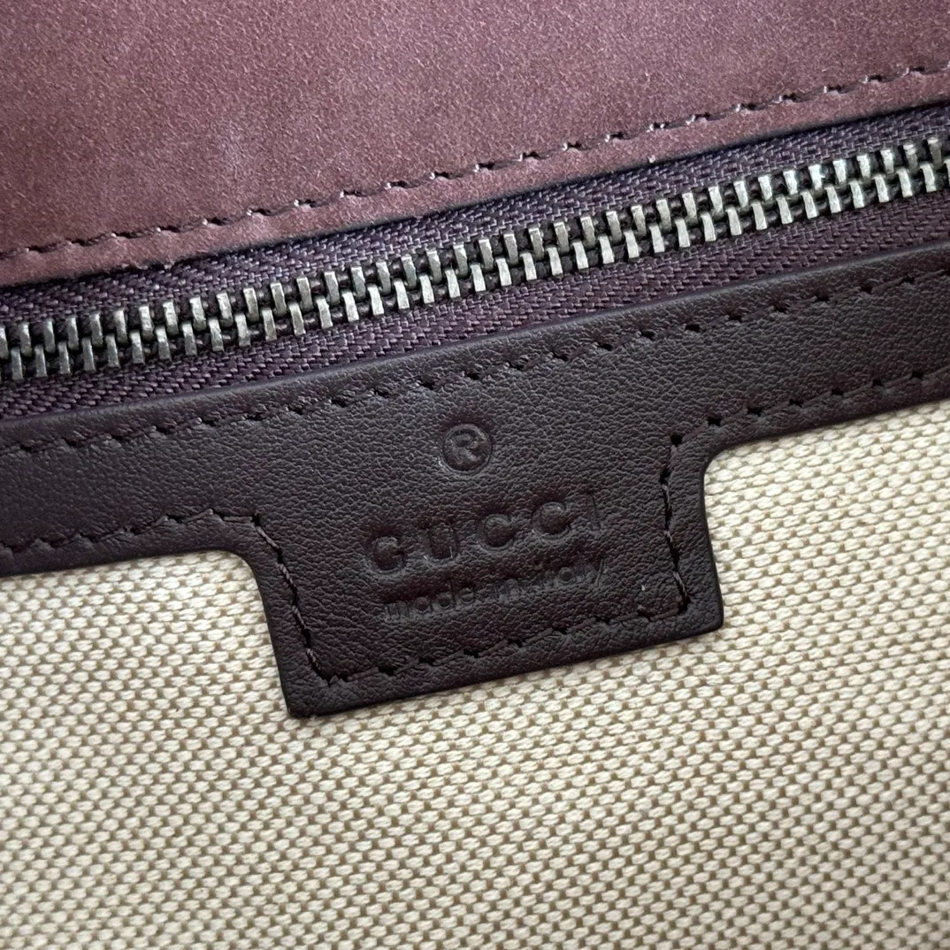 p1360. 💋💋💋【With full set of original counter packaging】The brand's iconic GG Marmont series is ingeniously integrated with double G styling accessories and faceted chain straps to create a soft and fashionable bag. Simple and neat back pockets make medium and large bags more practical. Dark brown quilted V-shaped nubuck leather Dark brown calfskin Silver-toned hardware Beige cotton and linen lining Double G Interior: 1 zipped pocket External: 1 open pocket Sliding chain strap that can be used as a shoulder strap (56 cm high) Spring-buckle flap Model: 837267. Dimensions: 26cm (width) x 15cm (height) x 7cm (depth) Weight: approx. 0.65kg Color: Matte brown. Made in Italy