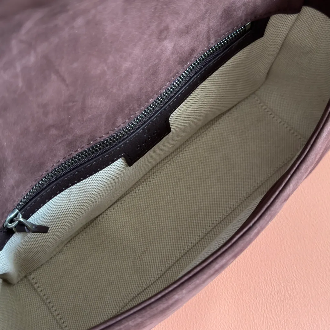 p1360. 💋💋💋【With full set of original counter packaging】The brand's iconic GG Marmont series is ingeniously integrated with double G styling accessories and faceted chain straps to create a soft and fashionable bag. Simple and neat back pockets make medium and large bags more practical. Dark brown quilted V-shaped nubuck leather Dark brown calfskin Silver-toned hardware Beige cotton and linen lining Double G Interior: 1 zipped pocket External: 1 open pocket Sliding chain strap that can be used as a shoulder strap (56 cm high) Spring-buckle flap Model: 837267. Dimensions: 26cm (width) x 15cm (height) x 7cm (depth) Weight: approx. 0.65kg Color: Matte brown. Made in Italy