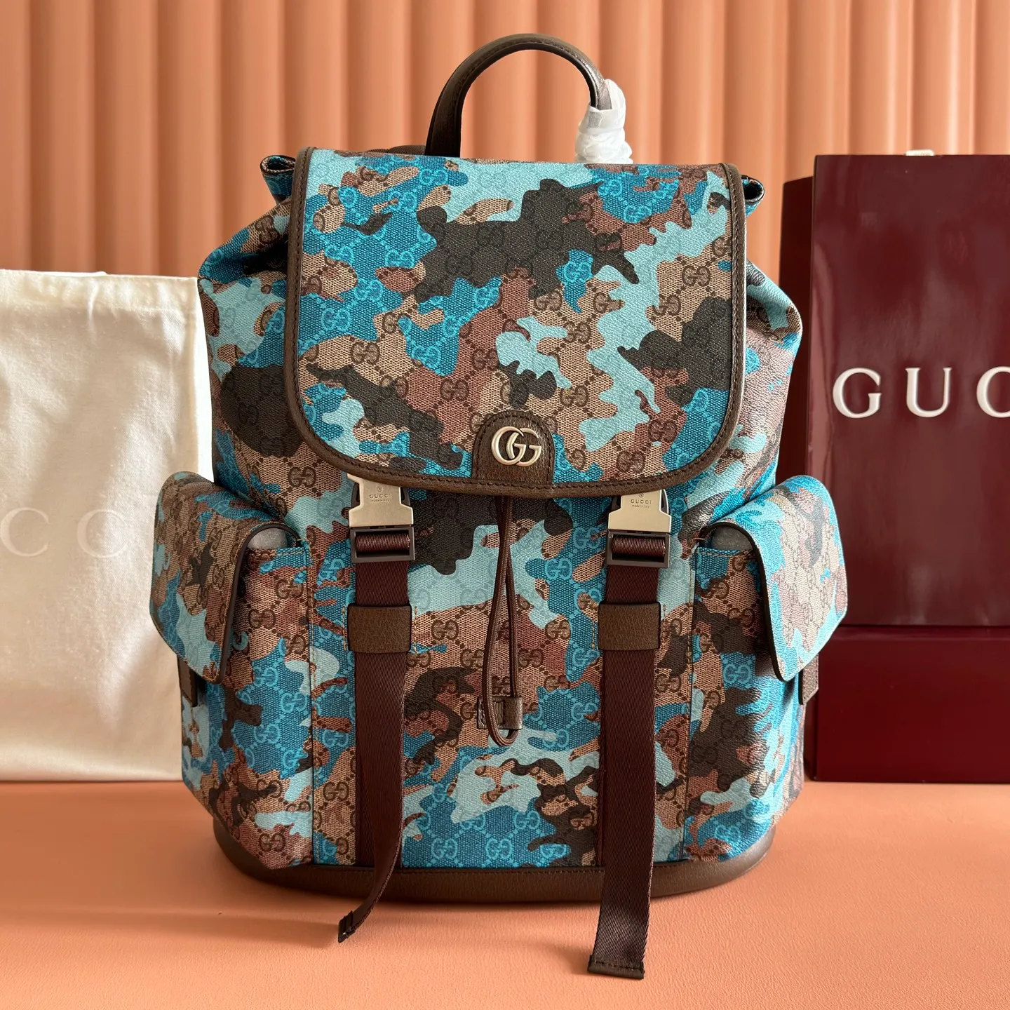 p1320. 💋💋💋【With full set of original counter packaging】💕Vivid camouflage combined with unique color matching, a new interpretation of the classic GG pattern. This large backpack is made of coated fabric with a marbled GG monogram pattern and is crafted with Double G details. Green and yellow camouflage marbled GG coated fabric Brown leather trim Palladium tone hardware Unique cotton and linen lining Double G Padded mesh at back Canvas shoulder strap Interior: 1 padded laptop compartment Exterior: 2 flap side pockets Handle height: 8.5 cm Flap closure Ident No.: 839110. Dimensions: 35cm (width) x 46cm (height) x 12cm (depth) Weight: about 1.4kg Color: brown/blue camouflage pvc. Made in Italy