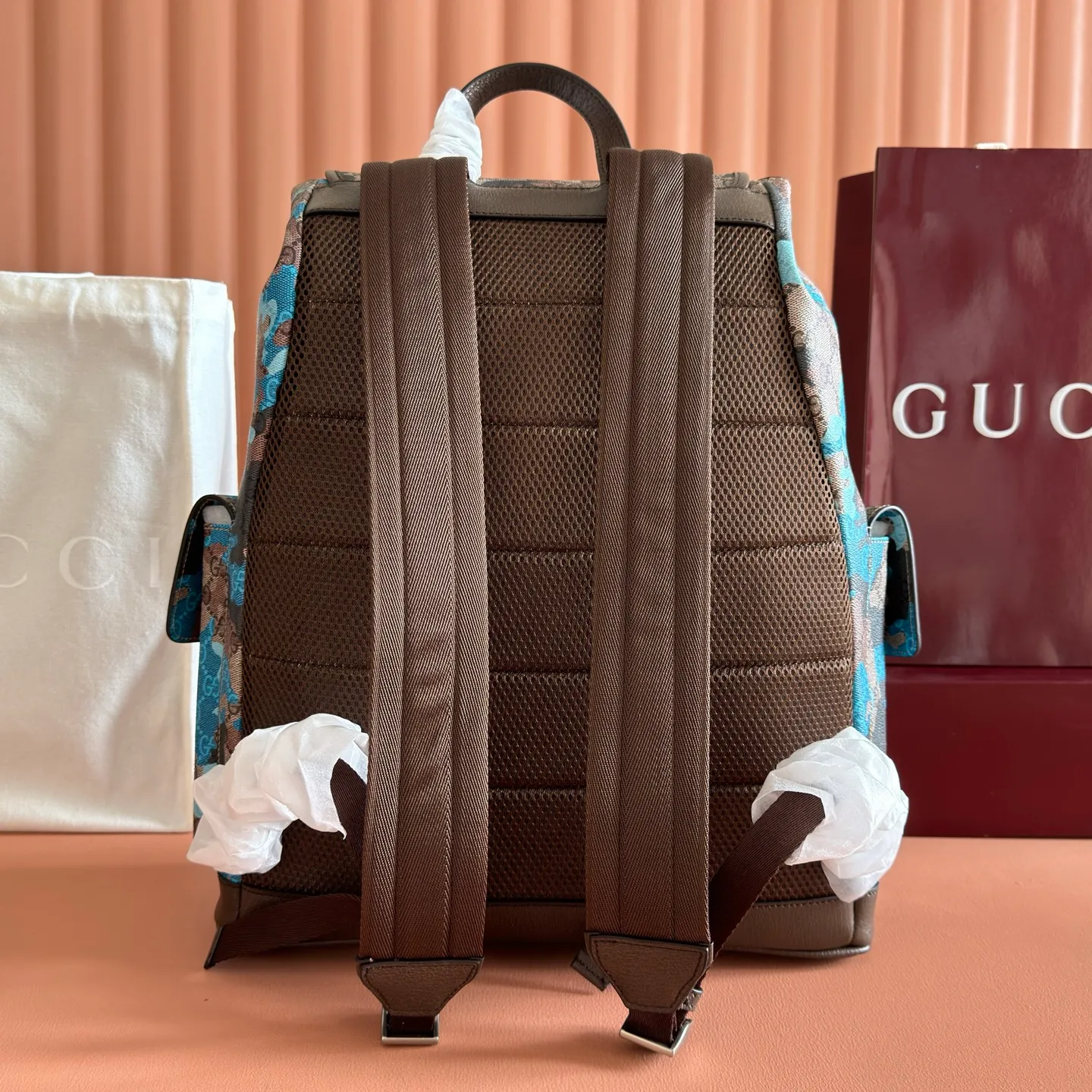 p1320. 💋💋💋【With full set of original counter packaging】💕Vivid camouflage combined with unique color matching, a new interpretation of the classic GG pattern. This large backpack is made of coated fabric with a marbled GG monogram pattern and is crafted with Double G details. Green and yellow camouflage marbled GG coated fabric Brown leather trim Palladium tone hardware Unique cotton and linen lining Double G Padded mesh at back Canvas shoulder strap Interior: 1 padded laptop compartment Exterior: 2 flap side pockets Handle height: 8.5 cm Flap closure Ident No.: 839110. Dimensions: 35cm (width) x 46cm (height) x 12cm (depth) Weight: about 1.4kg Color: brown/blue camouflage pvc. Made in Italy