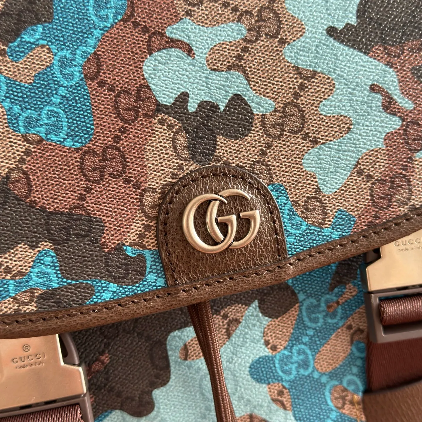p1320. 💋💋💋【With full set of original counter packaging】💕Vivid camouflage combined with unique color matching, a new interpretation of the classic GG pattern. This large backpack is made of coated fabric with a marbled GG monogram pattern and is crafted with Double G details. Green and yellow camouflage marbled GG coated fabric Brown leather trim Palladium tone hardware Unique cotton and linen lining Double G Padded mesh at back Canvas shoulder strap Interior: 1 padded laptop compartment Exterior: 2 flap side pockets Handle height: 8.5 cm Flap closure Ident No.: 839110. Dimensions: 35cm (width) x 46cm (height) x 12cm (depth) Weight: about 1.4kg Color: brown/blue camouflage pvc. Made in Italy