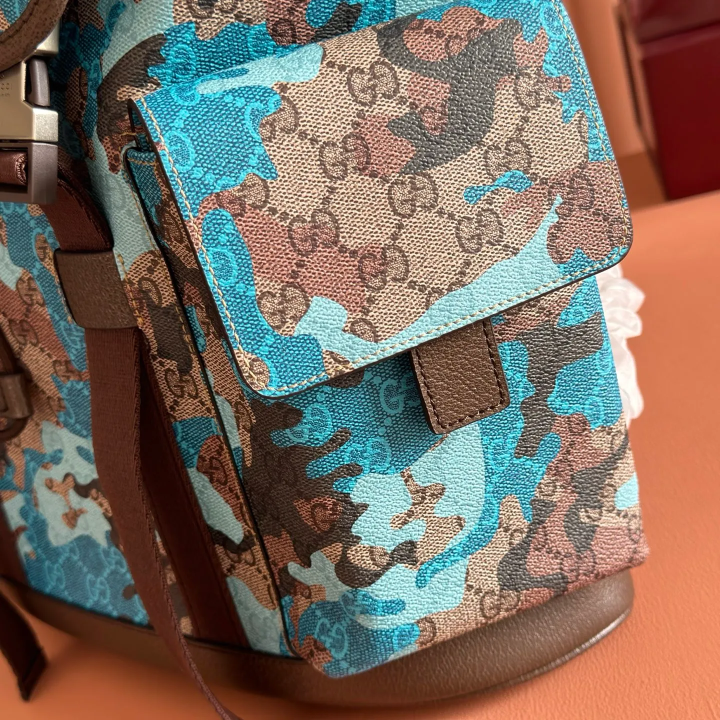 p1320. 💋💋💋【With full set of original counter packaging】💕Vivid camouflage combined with unique color matching, a new interpretation of the classic GG pattern. This large backpack is made of coated fabric with a marbled GG monogram pattern and is crafted with Double G details. Green and yellow camouflage marbled GG coated fabric Brown leather trim Palladium tone hardware Unique cotton and linen lining Double G Padded mesh at back Canvas shoulder strap Interior: 1 padded laptop compartment Exterior: 2 flap side pockets Handle height: 8.5 cm Flap closure Ident No.: 839110. Dimensions: 35cm (width) x 46cm (height) x 12cm (depth) Weight: about 1.4kg Color: brown/blue camouflage pvc. Made in Italy