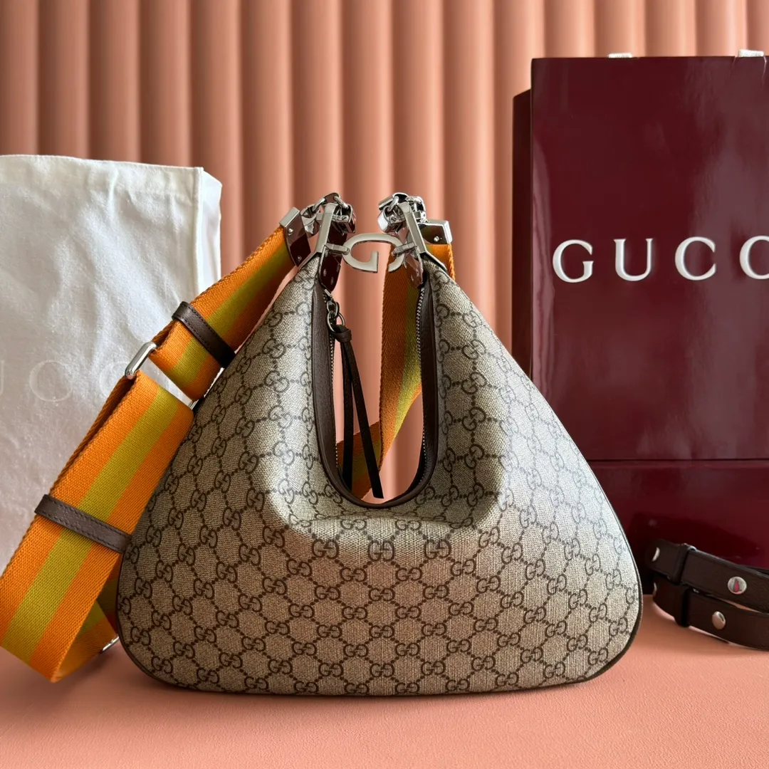 p1400. 📣📣📣【Original leather accessories🌈(equipped with full counter packaging)🔥🔥702823Gucci The Attache large shoulder bag "Gucci March of Love" is a new interpretation of the brand's archive elements, paying tribute to the enduring charm of Hollywood. This accessory features a recognizable crescent shape, and the G hook buckle adds a unique design aesthetic. The classic accessories are combined with soft materials to express retro charm. This large shoulder bag is made of beige and blue GG Supreme canvas, decorated with red and blue webbing. Hide details Beige and blue GG Supreme canvas with red and blue webbing. Gold-tone hardware Cotton and linen lining Additional leather shoulder strap Interior: 1 zipped pocket Removable webbing shoulder strap (50cm high) G-hook fastening with zip 35cm (W) x 32cm (H) x 6cm (D) Made in Italy