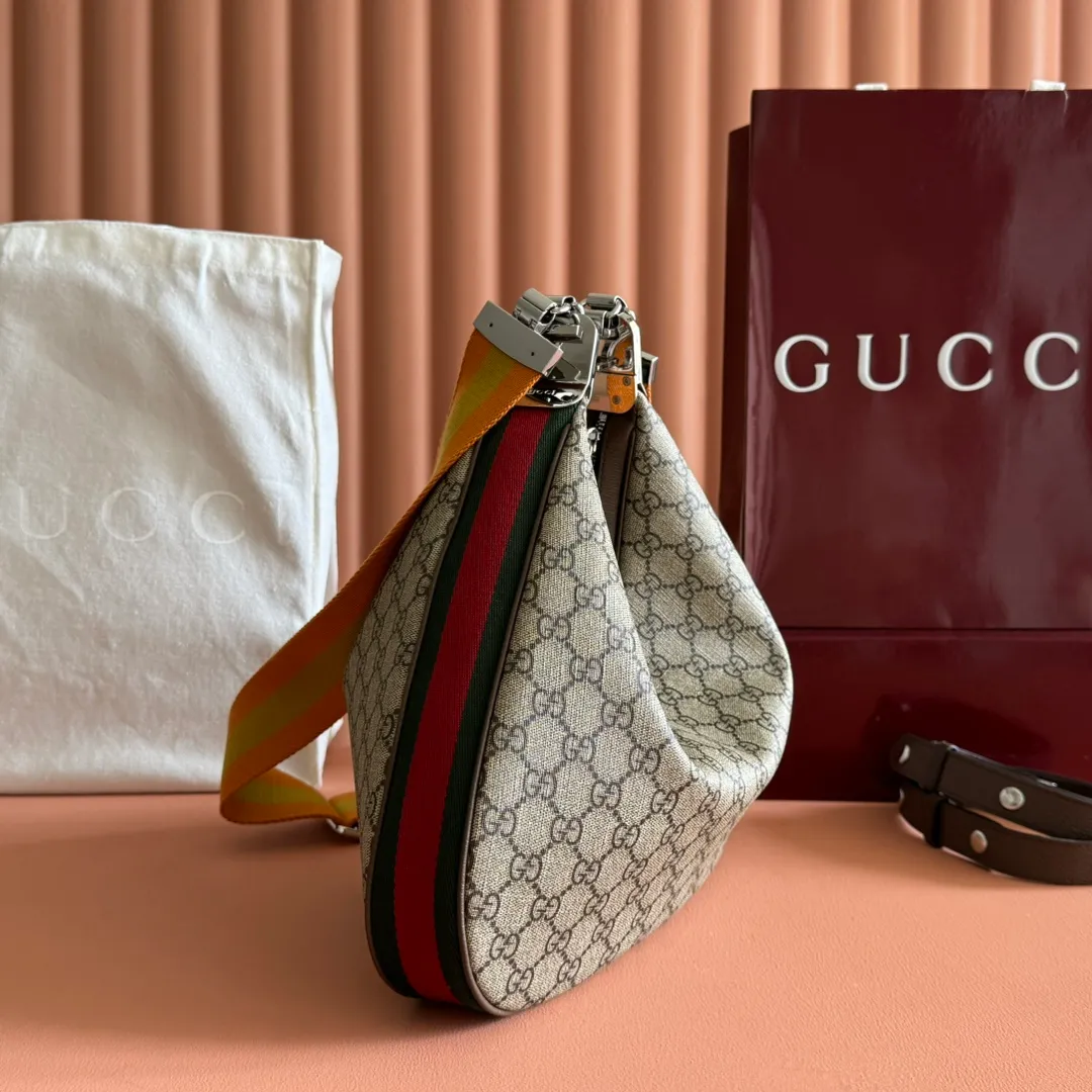 p1400. 📣📣📣【Original leather accessories🌈(equipped with full counter packaging)🔥🔥702823Gucci The Attache large shoulder bag "Gucci March of Love" is a new interpretation of the brand's archive elements, paying tribute to the enduring charm of Hollywood. This accessory features a recognizable crescent shape, and the G hook buckle adds a unique design aesthetic. The classic accessories are combined with soft materials to express retro charm. This large shoulder bag is made of beige and blue GG Supreme canvas, decorated with red and blue webbing. Hide details Beige and blue GG Supreme canvas with red and blue webbing. Gold-tone hardware Cotton and linen lining Additional leather shoulder strap Interior: 1 zipped pocket Removable webbing shoulder strap (50cm high) G-hook fastening with zip 35cm (W) x 32cm (H) x 6cm (D) Made in Italy