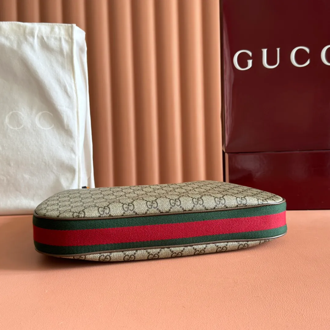 p1400. 📣📣📣【Original leather accessories🌈(equipped with full counter packaging)🔥🔥702823Gucci The Attache large shoulder bag "Gucci March of Love" is a new interpretation of the brand's archive elements, paying tribute to the enduring charm of Hollywood. This accessory features a recognizable crescent shape, and the G hook buckle adds a unique design aesthetic. The classic accessories are combined with soft materials to express retro charm. This large shoulder bag is made of beige and blue GG Supreme canvas, decorated with red and blue webbing. Hide details Beige and blue GG Supreme canvas with red and blue webbing. Gold-tone hardware Cotton and linen lining Additional leather shoulder strap Interior: 1 zipped pocket Removable webbing shoulder strap (50cm high) G-hook fastening with zip 35cm (W) x 32cm (H) x 6cm (D) Made in Italy