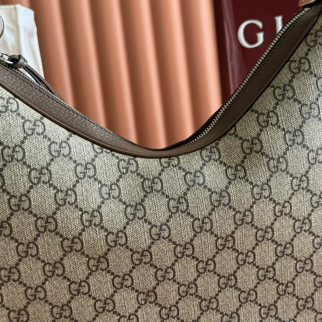 p1400. 📣📣📣【Original leather accessories🌈(equipped with full counter packaging)🔥🔥702823Gucci The Attache large shoulder bag "Gucci March of Love" is a new interpretation of the brand's archive elements, paying tribute to the enduring charm of Hollywood. This accessory features a recognizable crescent shape, and the G hook buckle adds a unique design aesthetic. The classic accessories are combined with soft materials to express retro charm. This large shoulder bag is made of beige and blue GG Supreme canvas, decorated with red and blue webbing. Hide details Beige and blue GG Supreme canvas with red and blue webbing. Gold-tone hardware Cotton and linen lining Additional leather shoulder strap Interior: 1 zipped pocket Removable webbing shoulder strap (50cm high) G-hook fastening with zip 35cm (W) x 32cm (H) x 6cm (D) Made in Italy