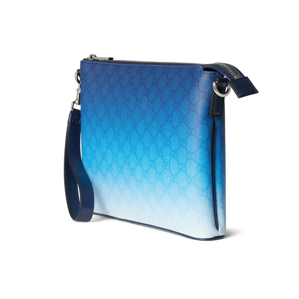 🔥The unique blue gradient effect print adds a fashionable aesthetic to this basic functional item. This clutch bag is made of GG Monogram coated fabric and has an all-over gradient print for an elegant style. Gradient blue GG Monogram coated fabric All-over gradient print Blue cotton and linen lining Interior: 1 zip pocket Detachable wrist strap (17 cm high) Zip closure Ref.: 835692. Dimensions: 31cm (width) x 24.5cm (height) x 5cm (depth) Weight: approx. 0.7kg Color: gradient blue/original leather. Made in Italy