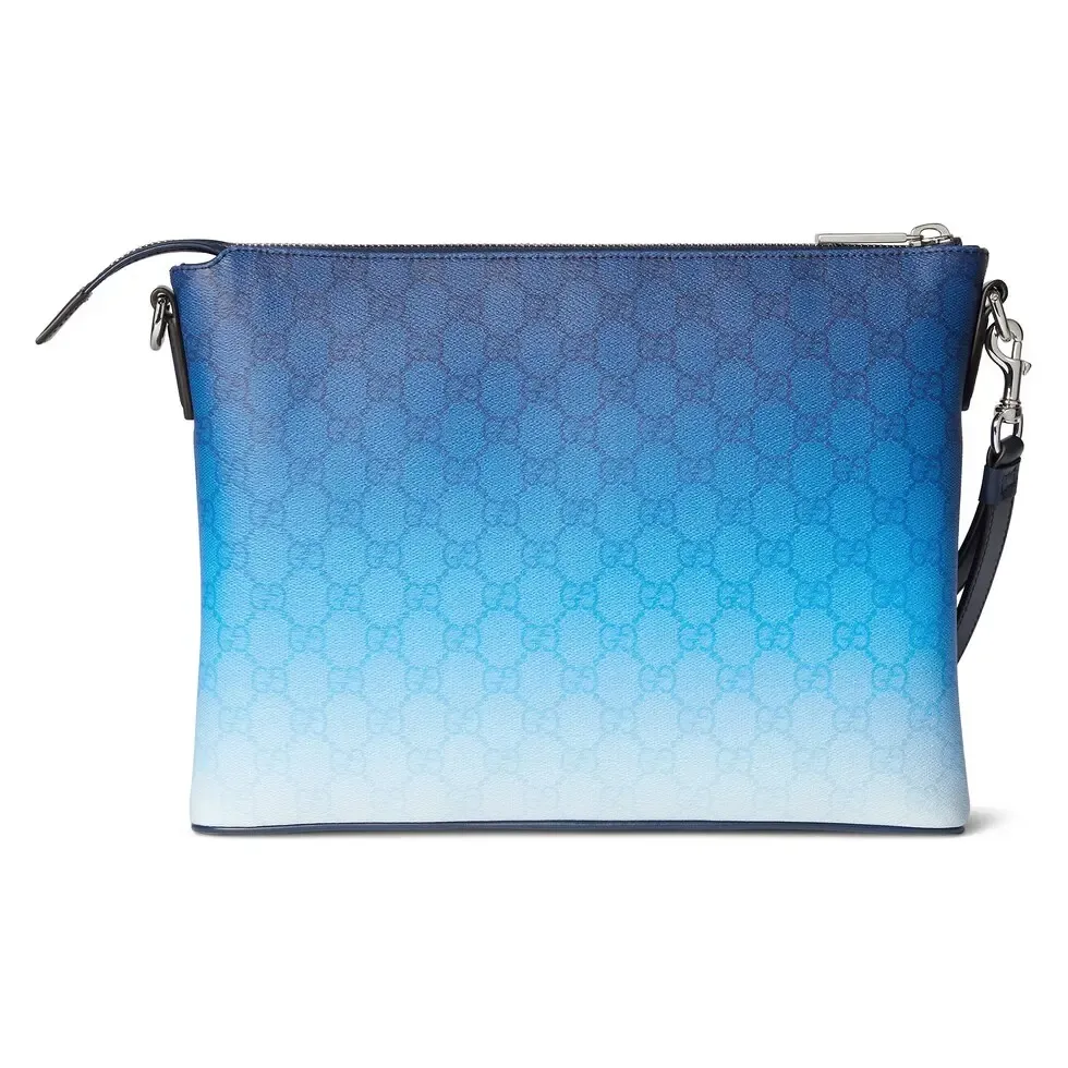 🔥The unique blue gradient effect print adds a fashionable aesthetic to this basic functional item. This clutch bag is made of GG Monogram coated fabric and has an all-over gradient print for an elegant style. Gradient blue GG Monogram coated fabric All-over gradient print Blue cotton and linen lining Interior: 1 zip pocket Detachable wrist strap (17 cm high) Zip closure Ref.: 835692. Dimensions: 31cm (width) x 24.5cm (height) x 5cm (depth) Weight: approx. 0.7kg Color: gradient blue/original leather. Made in Italy