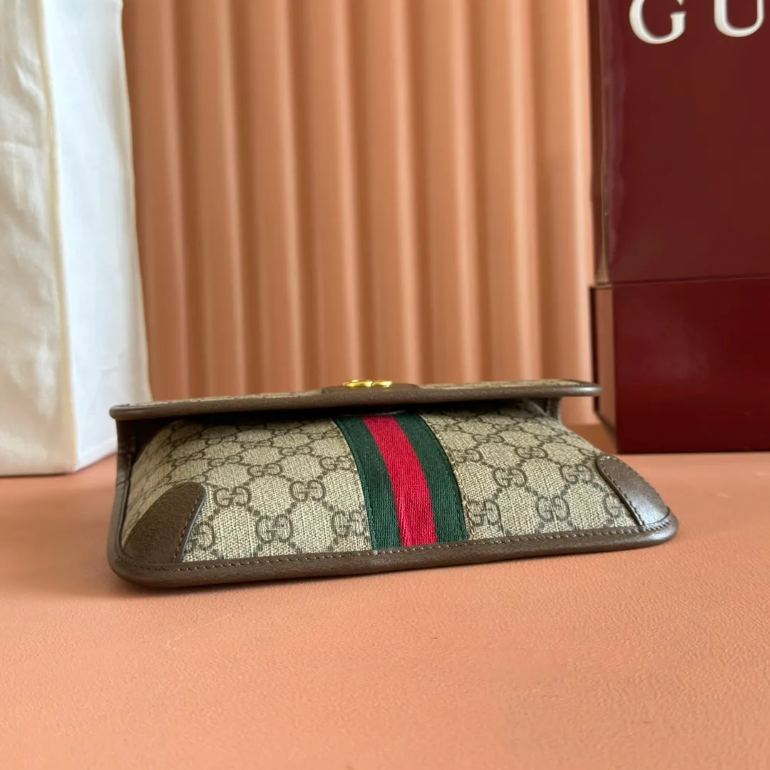 p640. 📣📣📣【Original leather accessories🌈 Equipped with full counter packaging】🔥🔥 Ophidia series GG small waist bag. The Ophidia series combines the traditional essence of Gucci with modern design to present dazzling new works with ingenuity. This men's belt bag cleverly combines Double G hardware and GG Supreme canvas, a new interpretation of the classic material in gray and black. The waist strap is adjustable to create a variety of carrying options. Gray and black GG Supreme canvas, gray leather trim, palladium tone hardware, cotton and linen lining Double G, belt length adjustable from 52 to 81 cm, flap with magnetic snap closure, weight: approx. 0.37 kg. Model: 752597. Dimensions: 23.9 (width) x 17 (height) x 3.6cm (depth) Color: brown/pvc. Made in Italy