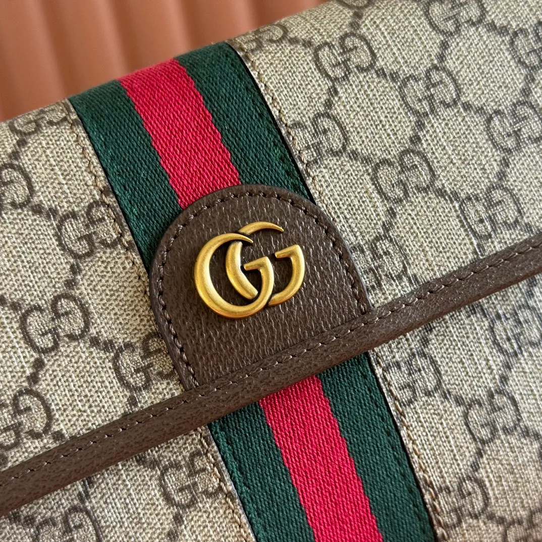 p640. 📣📣📣【Original leather accessories🌈 Equipped with full counter packaging】🔥🔥 Ophidia series GG small waist bag. The Ophidia series combines the traditional essence of Gucci with modern design to present dazzling new works with ingenuity. This men's belt bag cleverly combines Double G hardware and GG Supreme canvas, a new interpretation of the classic material in gray and black. The waist strap is adjustable to create a variety of carrying options. Gray and black GG Supreme canvas, gray leather trim, palladium tone hardware, cotton and linen lining Double G, belt length adjustable from 52 to 81 cm, flap with magnetic snap closure, weight: approx. 0.37 kg. Model: 752597. Dimensions: 23.9 (width) x 17 (height) x 3.6cm (depth) Color: brown/pvc. Made in Italy