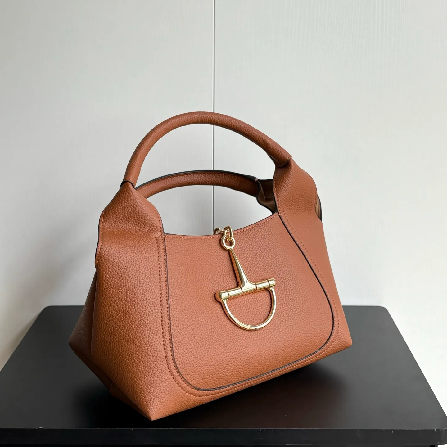 Upgraded version of real shot #💰320 Style number: 837467 earthy yellow Size: 27.5X21X16～ Gucci Softbit series small shoulder bag, ingeniously integrated with the brand's classic equestrian style accessories with half horse bit shape. The handle is 15 cm high and can be opened and closed with a magnetic buckle.