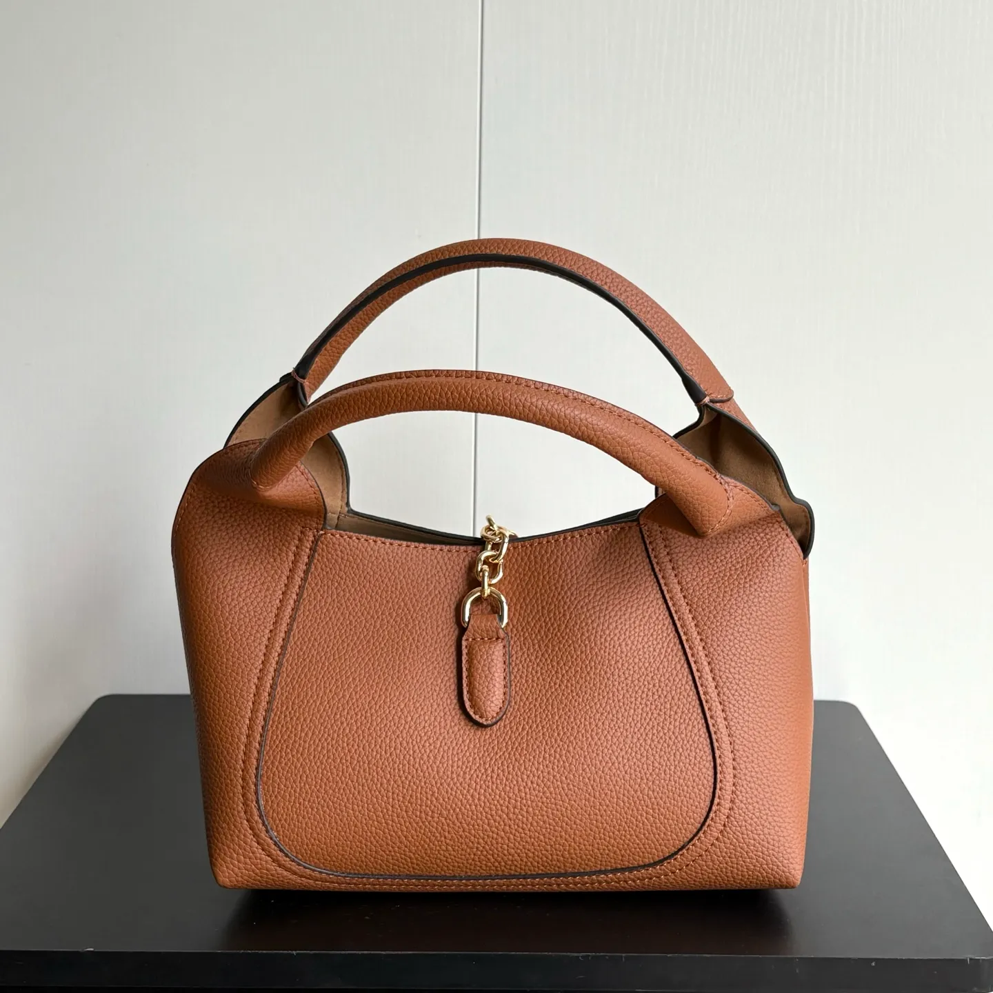 Upgraded version of real shot #💰320 Style number: 837467 earthy yellow Size: 27.5X21X16～ Gucci Softbit series small shoulder bag, ingeniously integrated with the brand's classic equestrian style accessories with half horse bit shape. The handle is 15 cm high and can be opened and closed with a magnetic buckle.