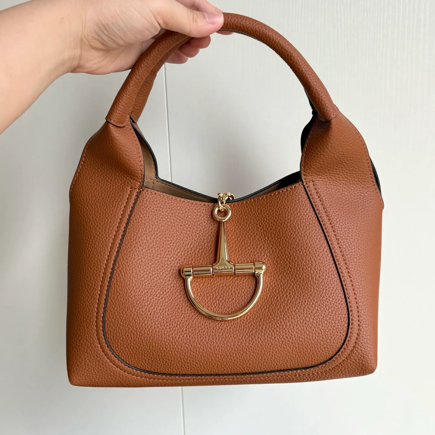 Upgraded version of real shot #💰320 Style number: 837467 earthy yellow Size: 27.5X21X16～ Gucci Softbit series small shoulder bag, ingeniously integrated with the brand's classic equestrian style accessories with half horse bit shape. The handle is 15 cm high and can be opened and closed with a magnetic buckle.