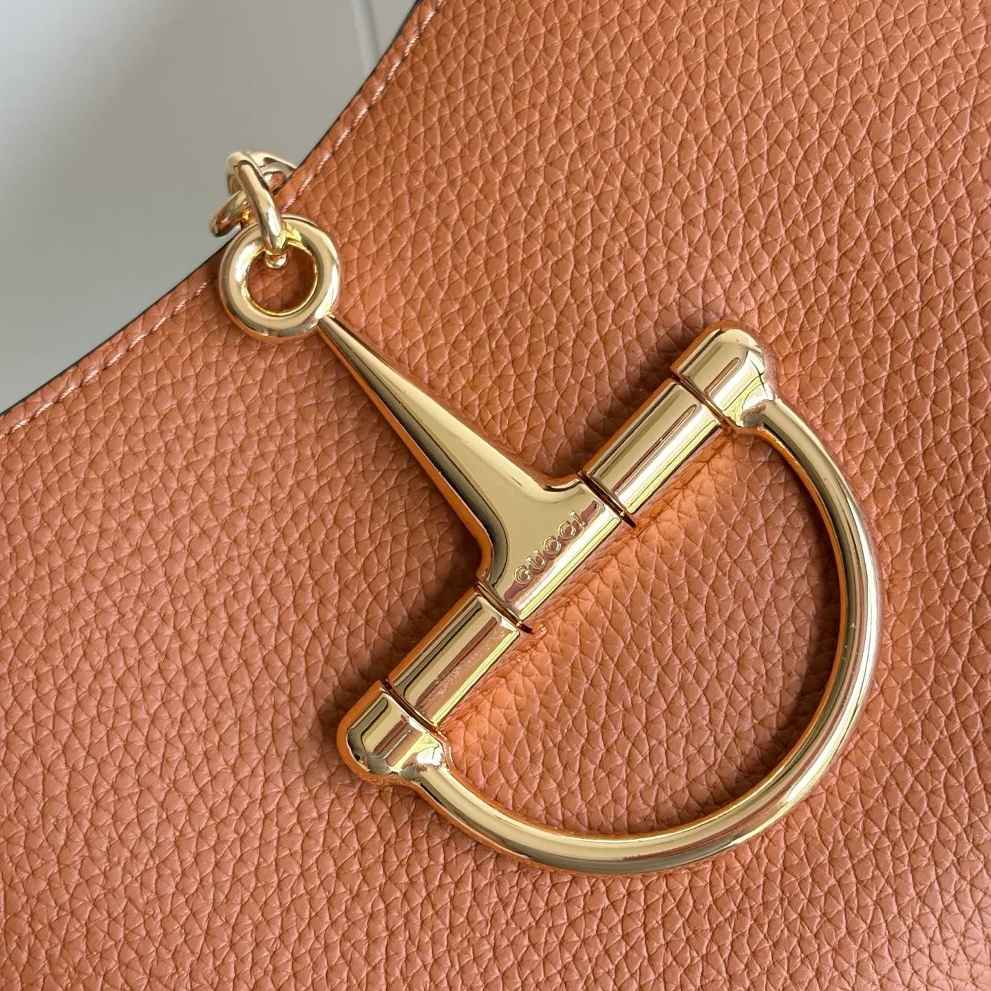 Upgraded version of real shot #💰320 Style number: 837467 earthy yellow Size: 27.5X21X16～ Gucci Softbit series small shoulder bag, ingeniously integrated with the brand's classic equestrian style accessories with half horse bit shape. The handle is 15 cm high and can be opened and closed with a magnetic buckle.